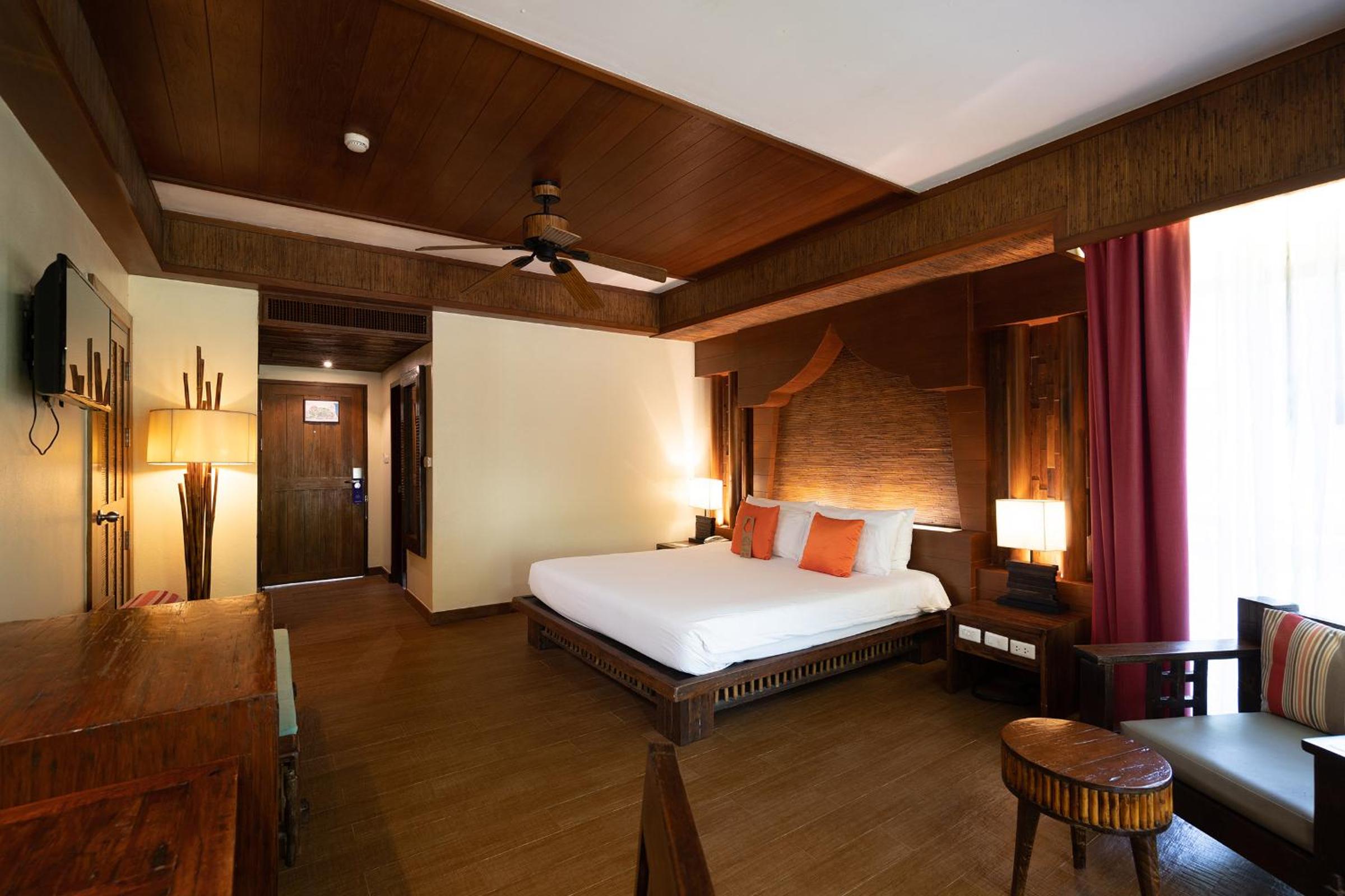Deluxe King Room - Photo 7