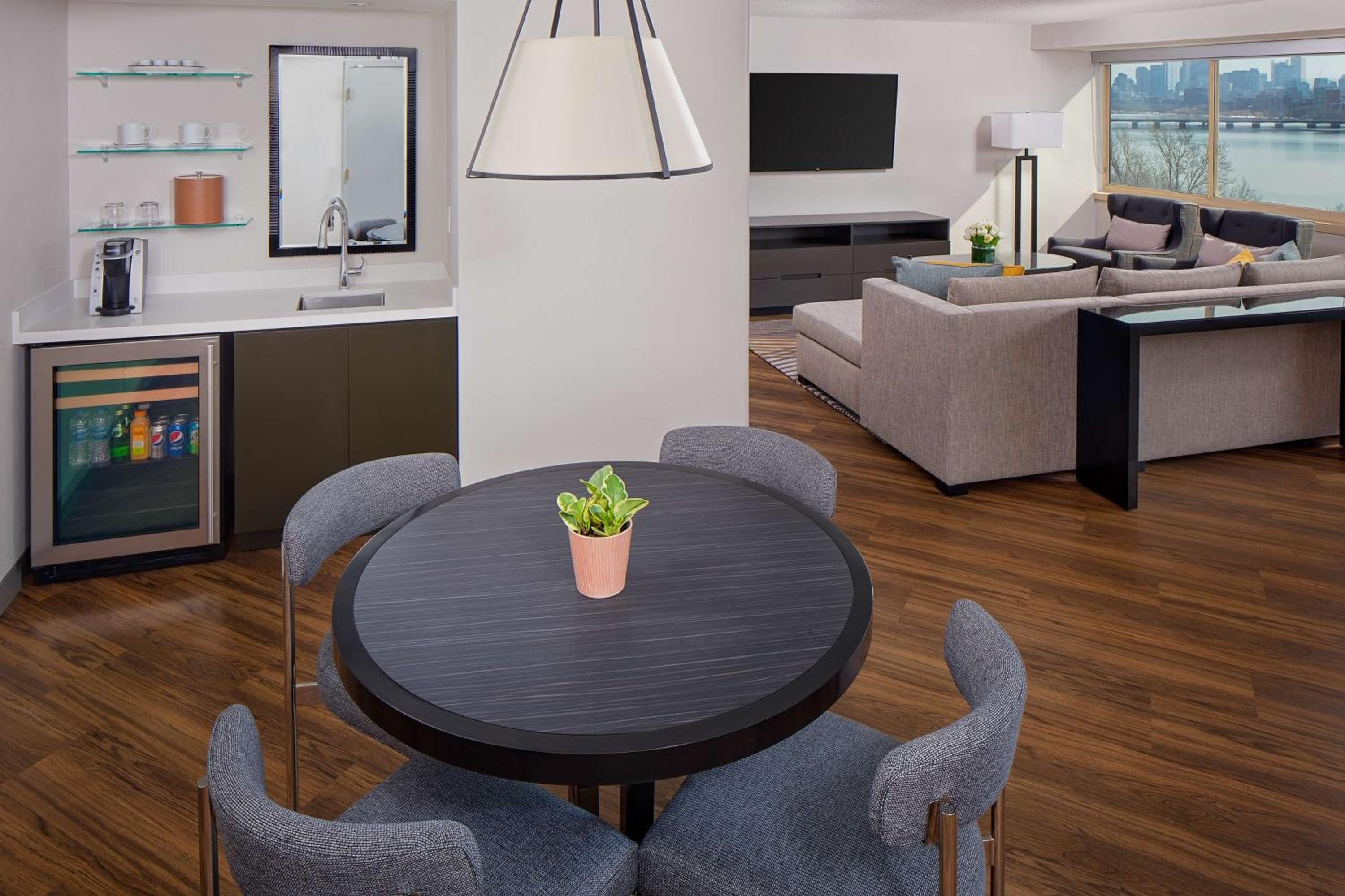 Suite - Photo 2
