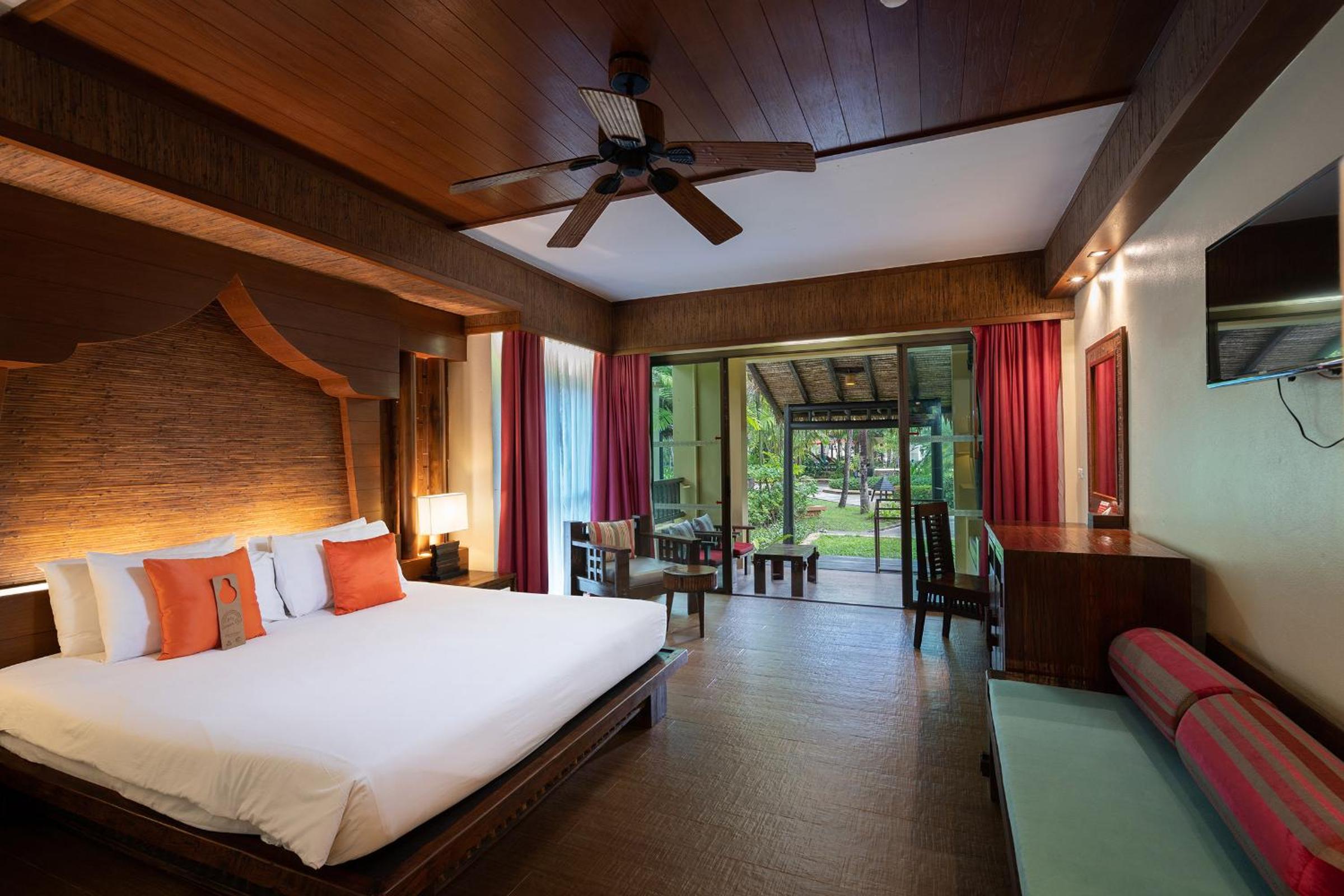 Deluxe King Room - Photo 8
