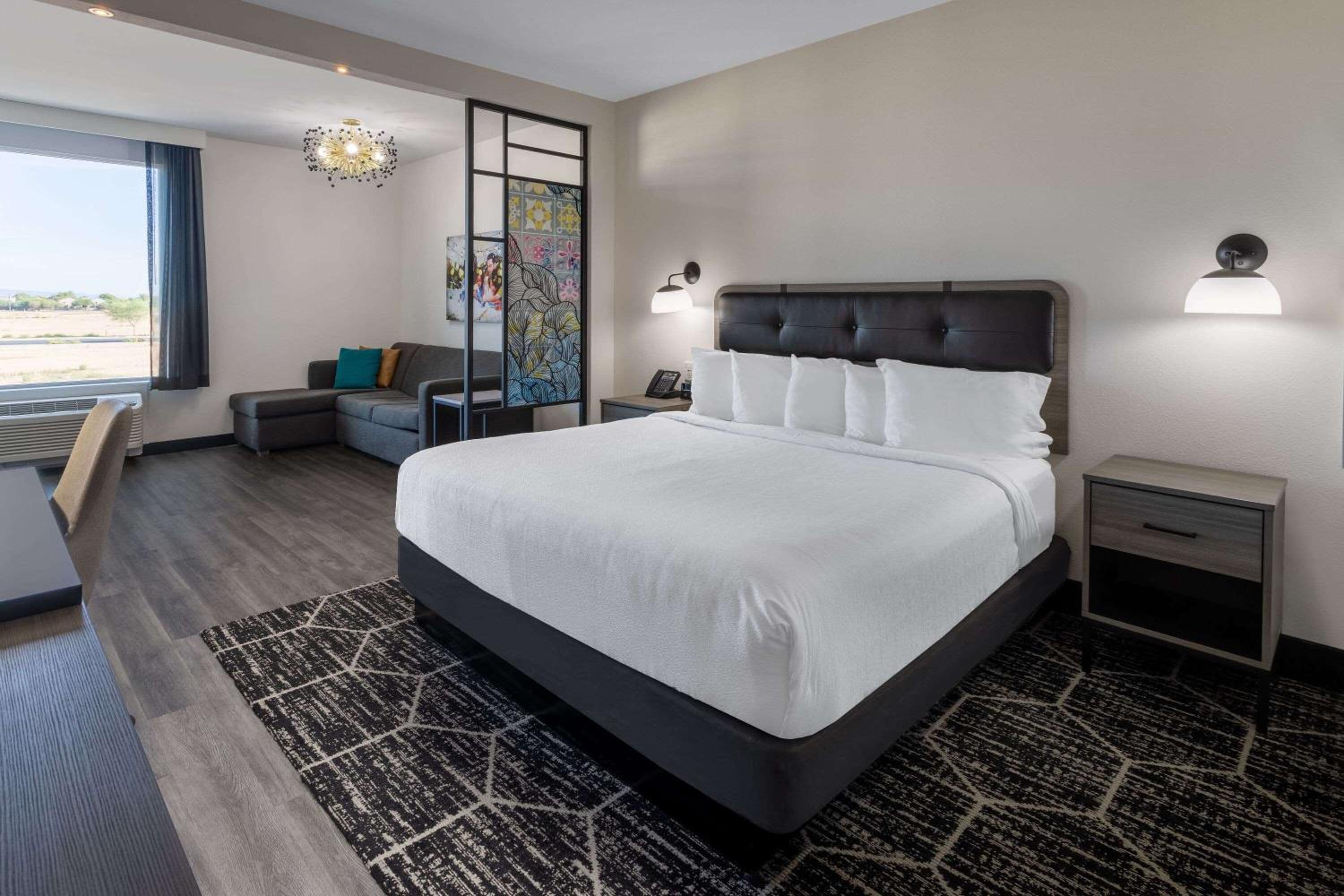 Deluxe King Room - Non-Smoking - Photo 7