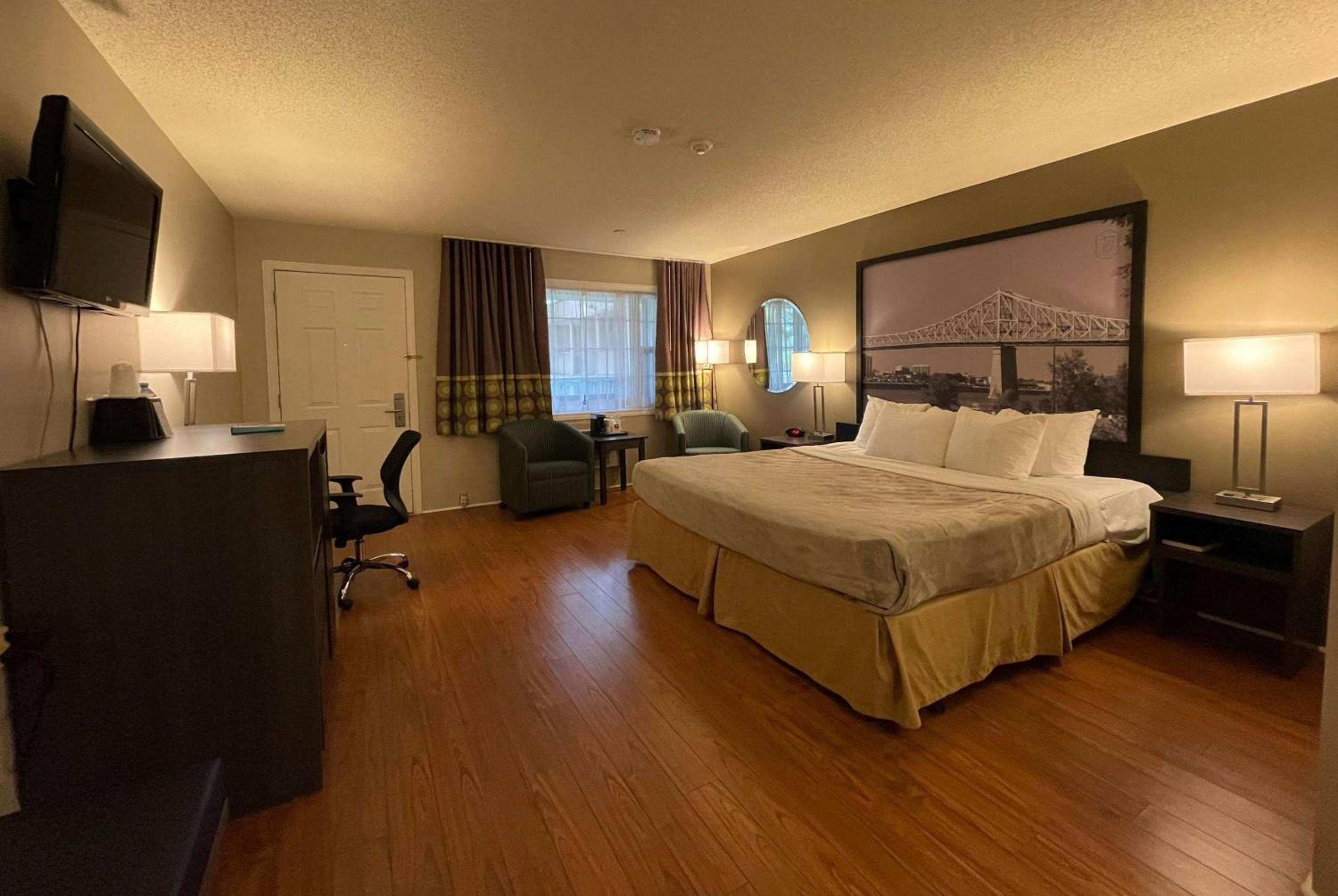 Deluxe King Room with Pool View - Non-Smoking - Photo 1