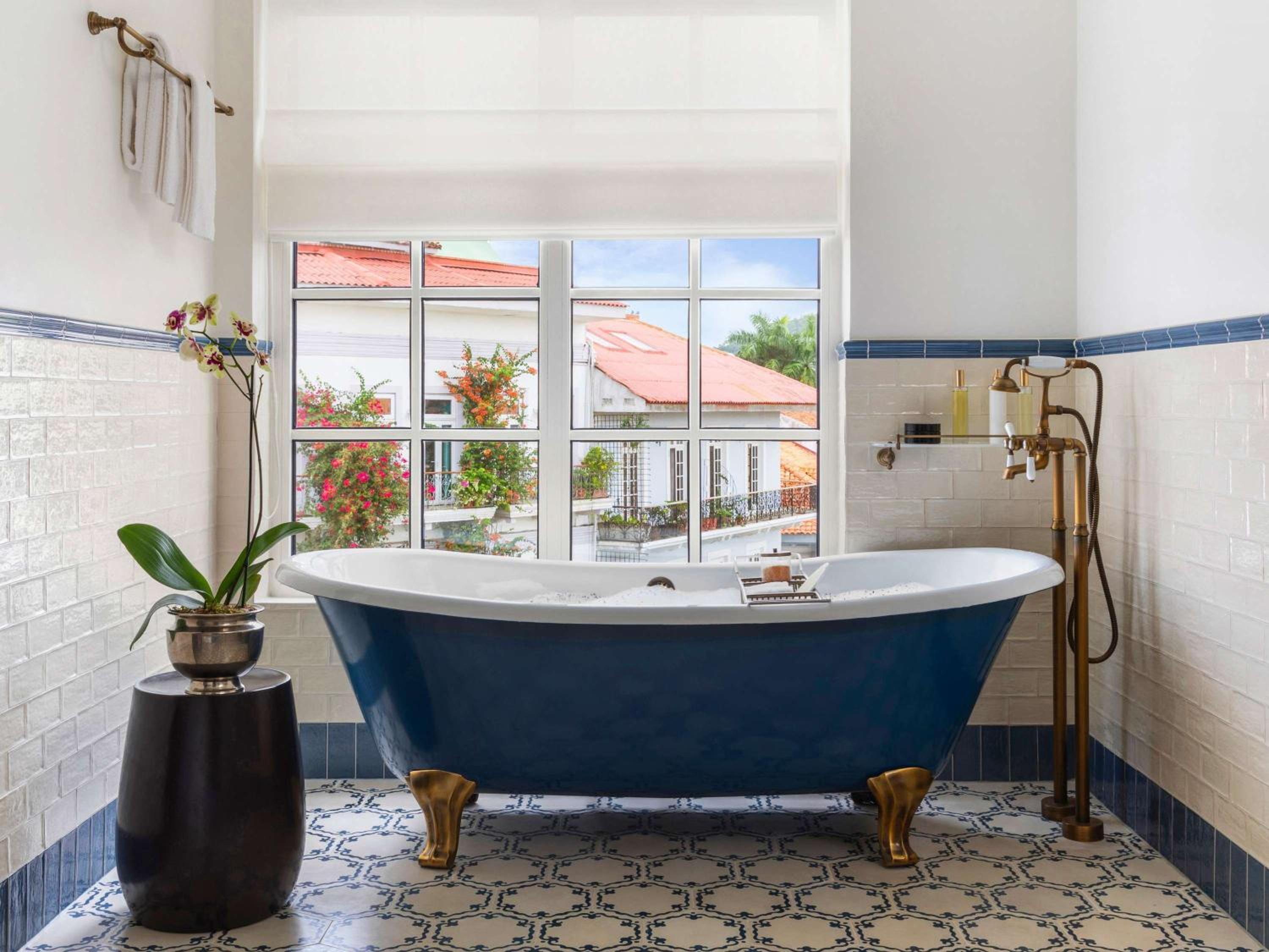Prestige Duplex Suite with One King Bed and City View thumbnail 5