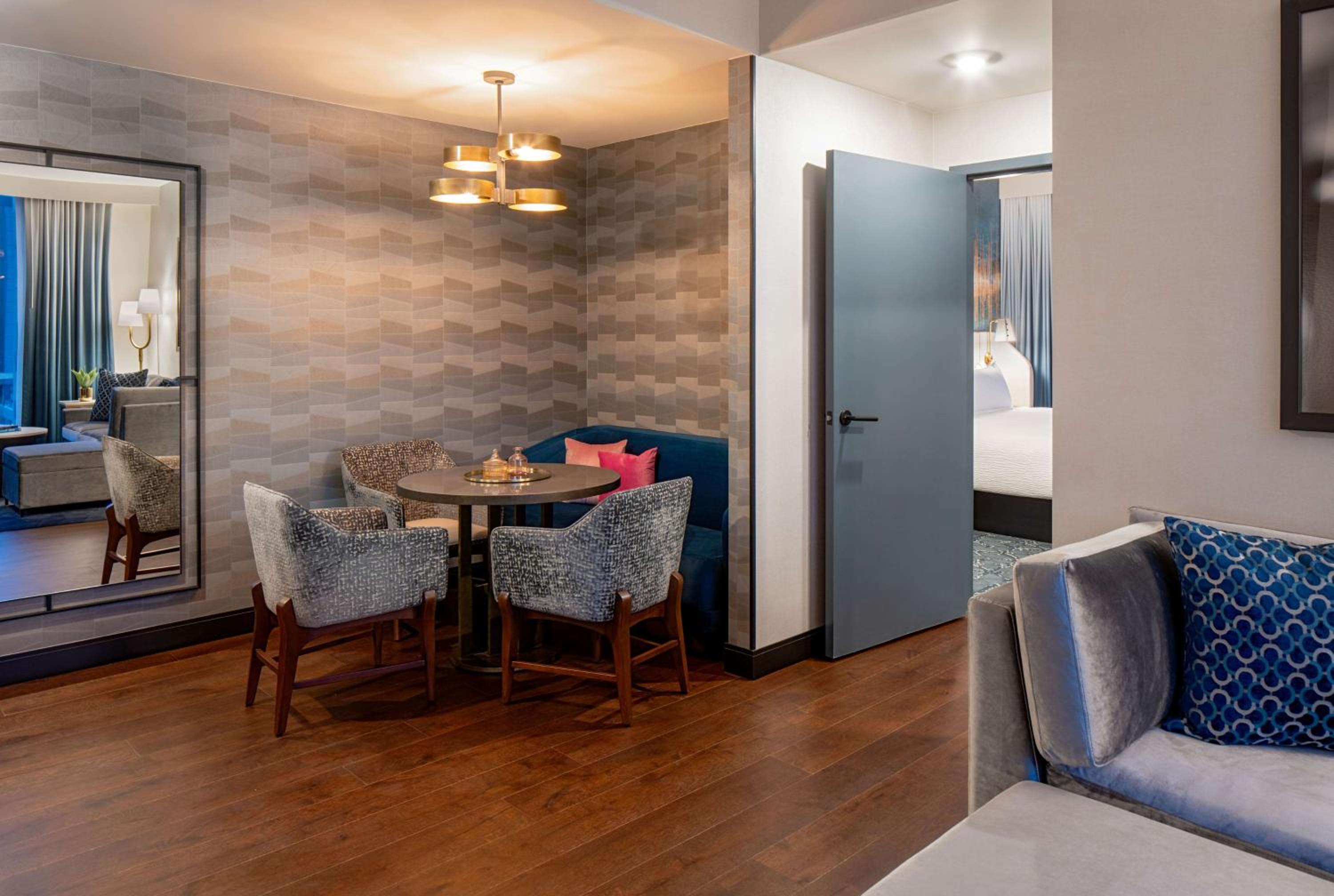 One-Bedroom King Suite - Photo 3