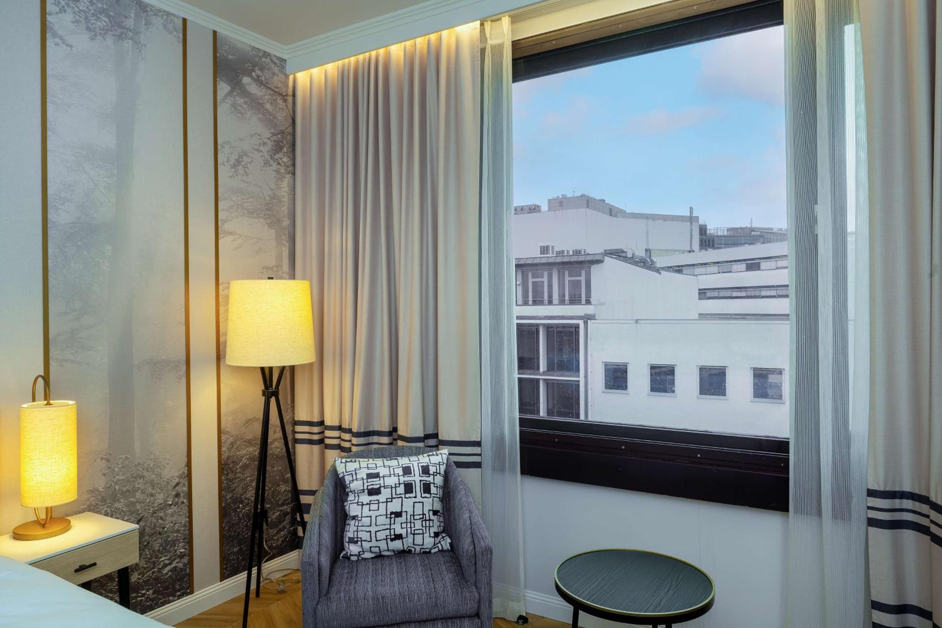 One-Bedroom Corner King Suite