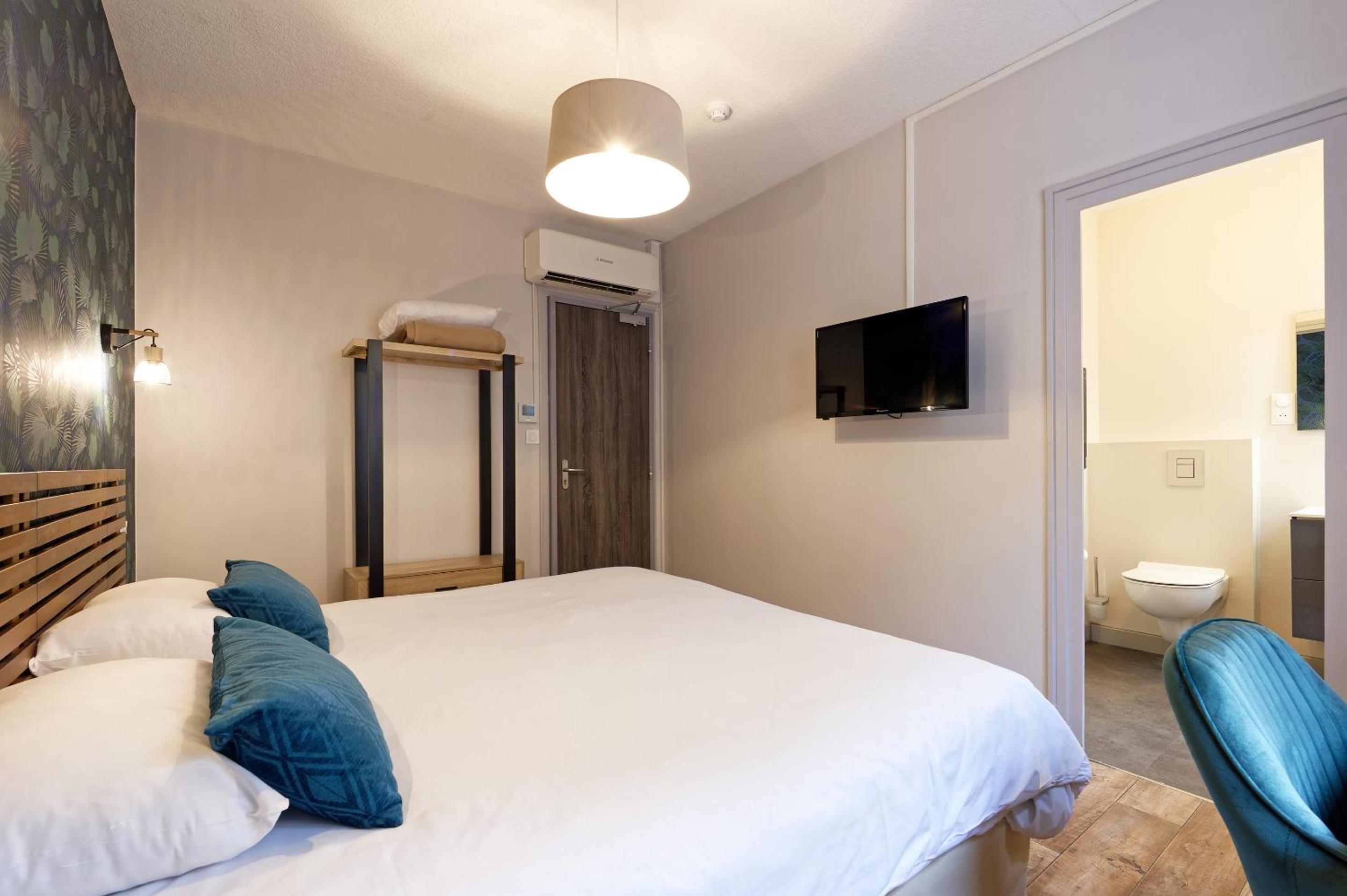 Double Room - Photo 12