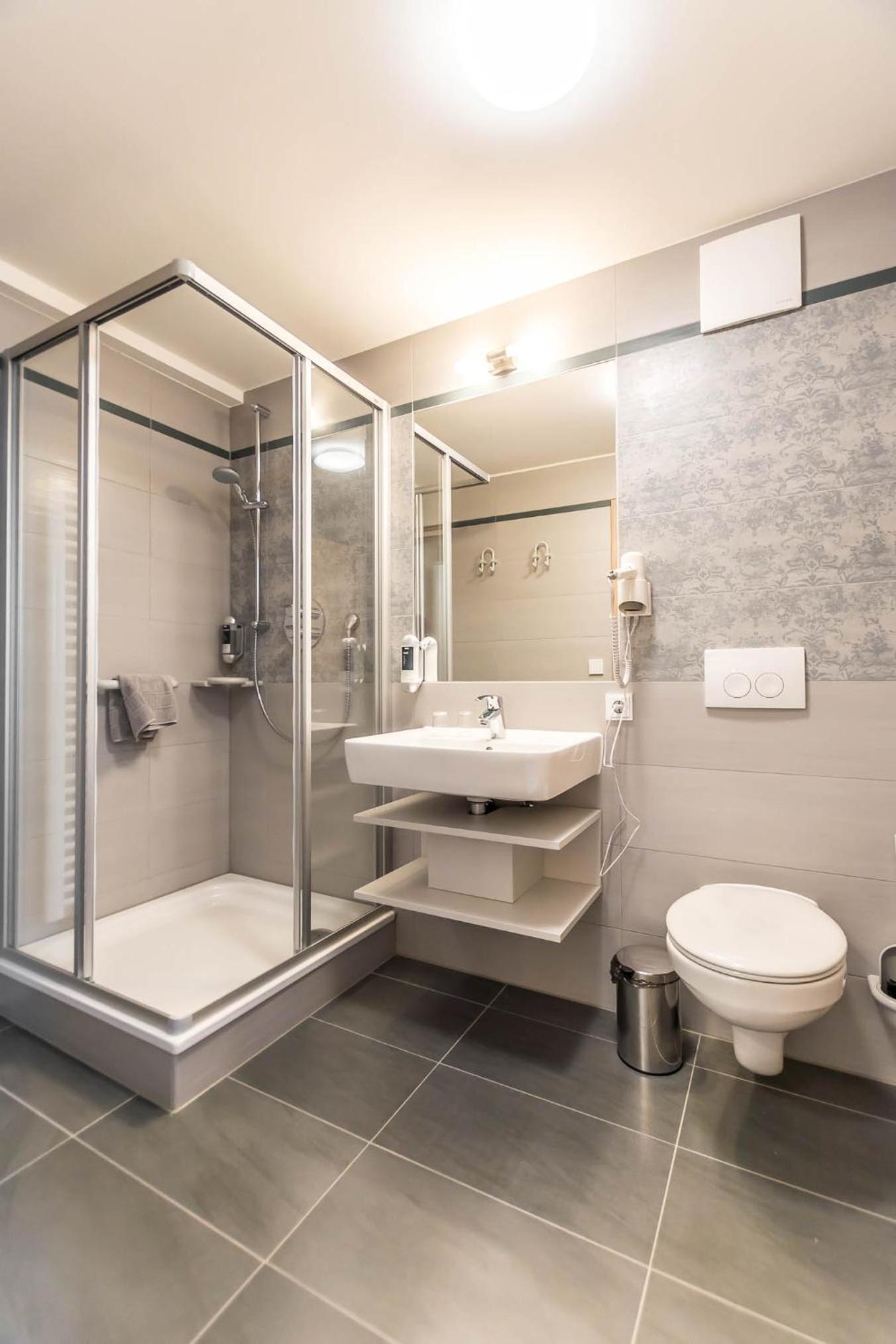 Single Room with Bathroom photo 2