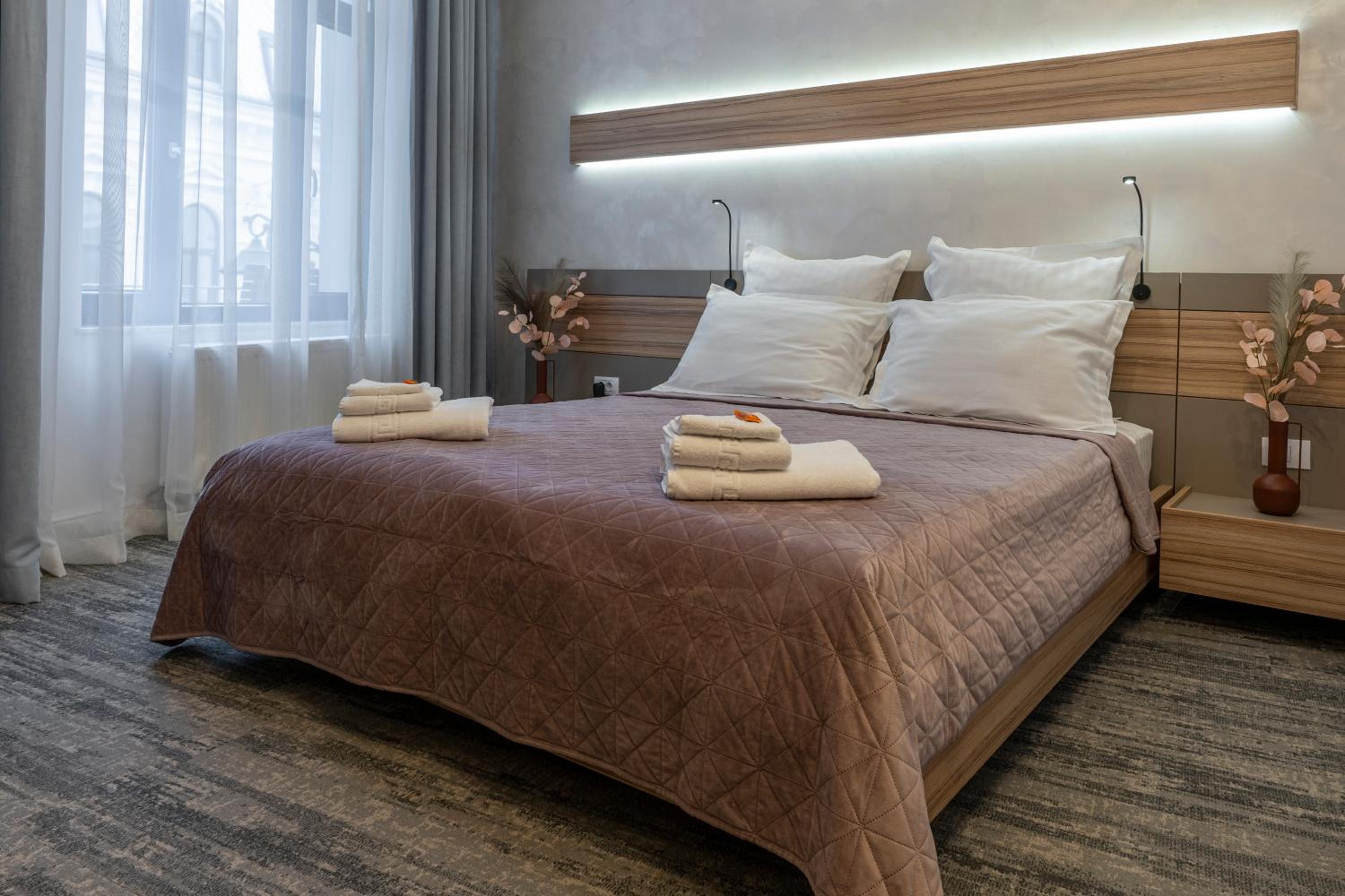 Razvan Florea - Double Room (balcony, 2nd floor) - Photo 1