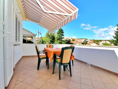 Apartment with Balcony photo 2