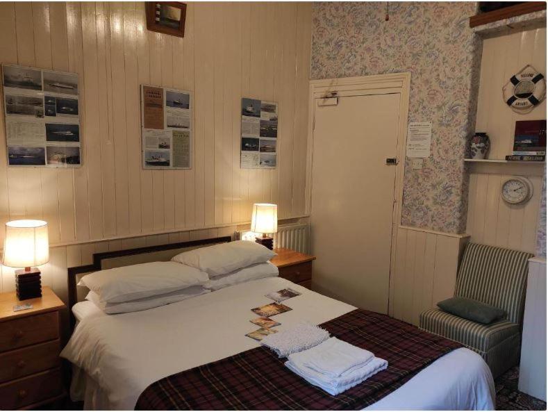 Double or Twin Room with Private Bathroom photo 2