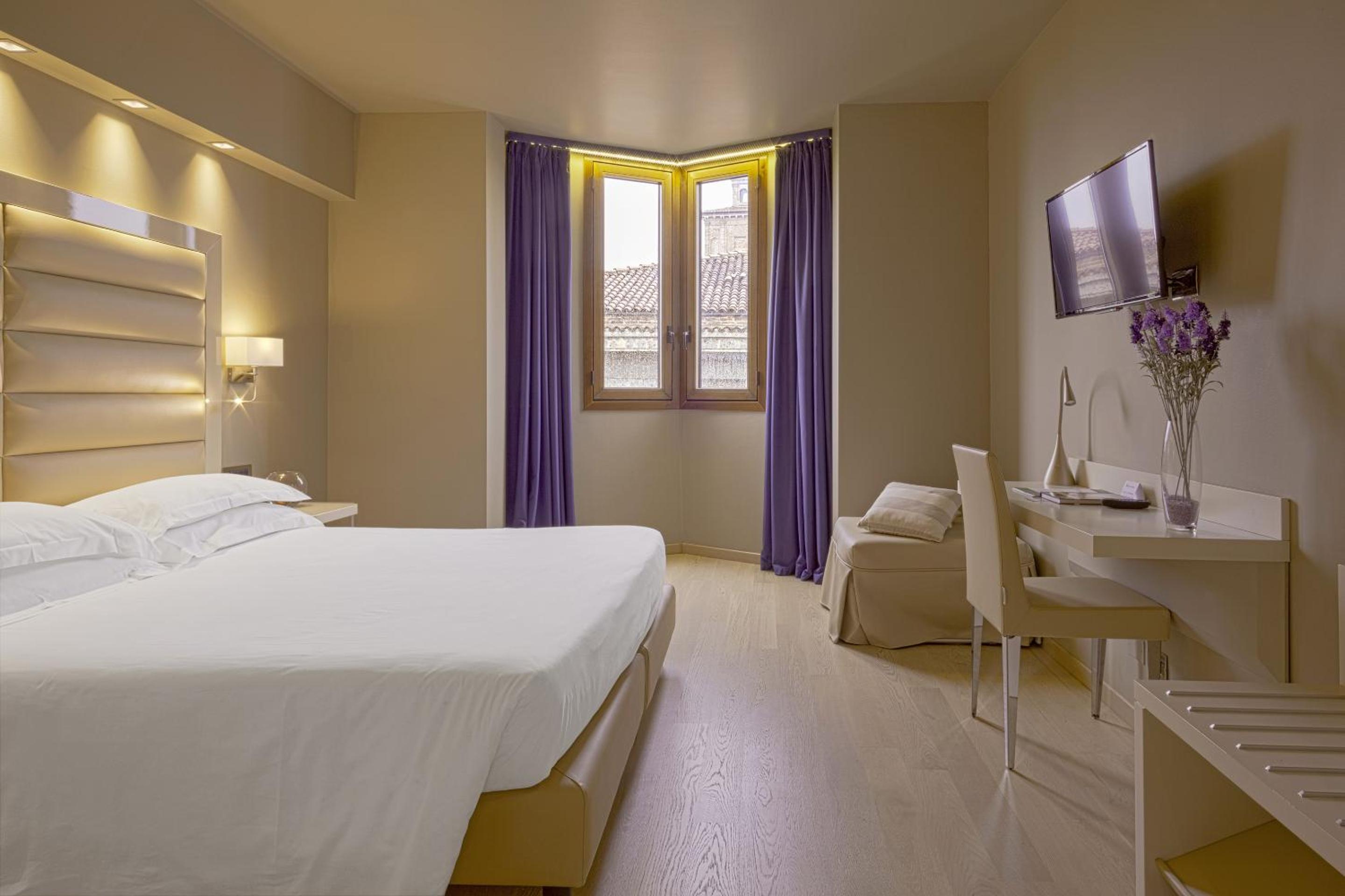 Deluxe Room - Photo 17