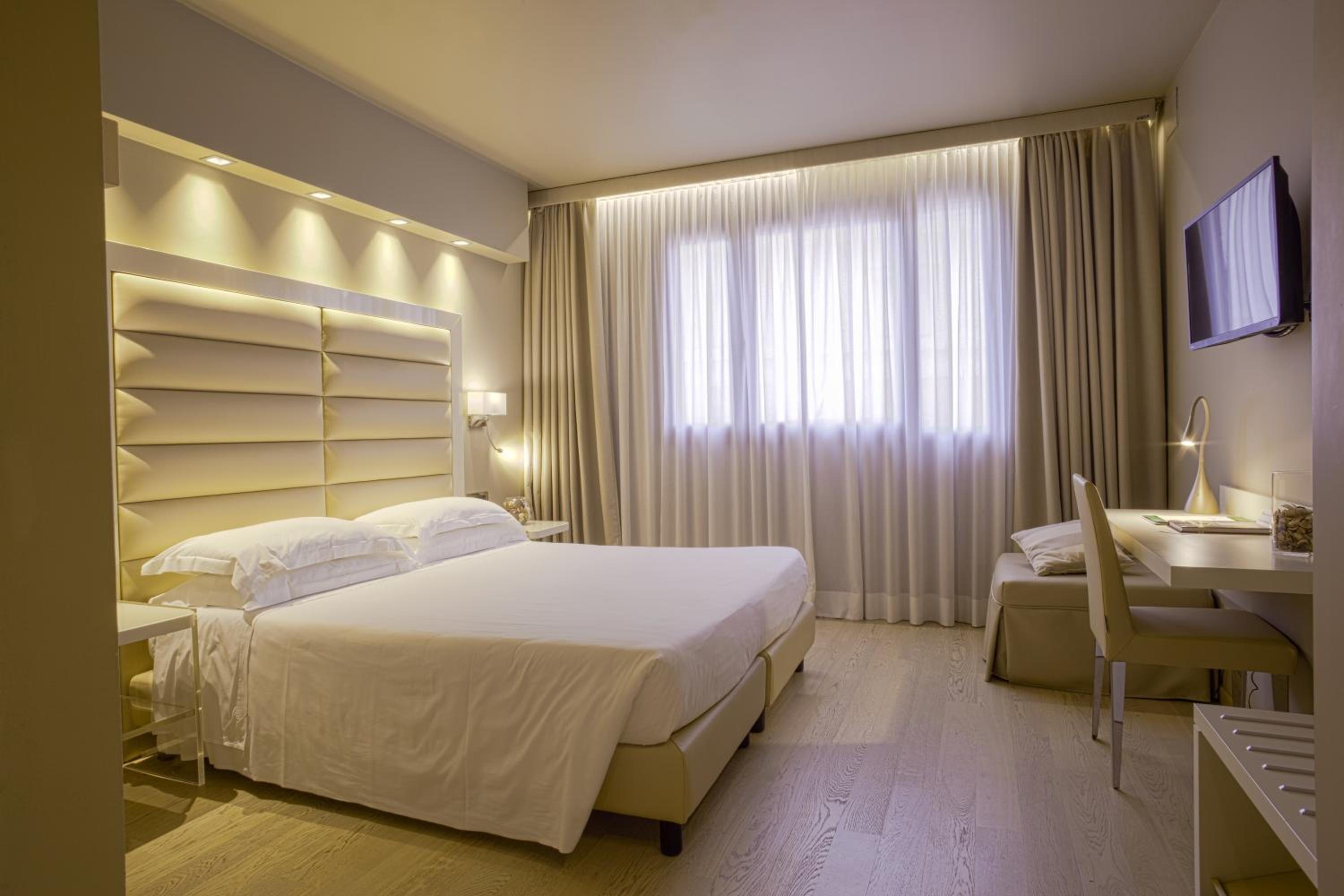 Deluxe Room - Photo 16