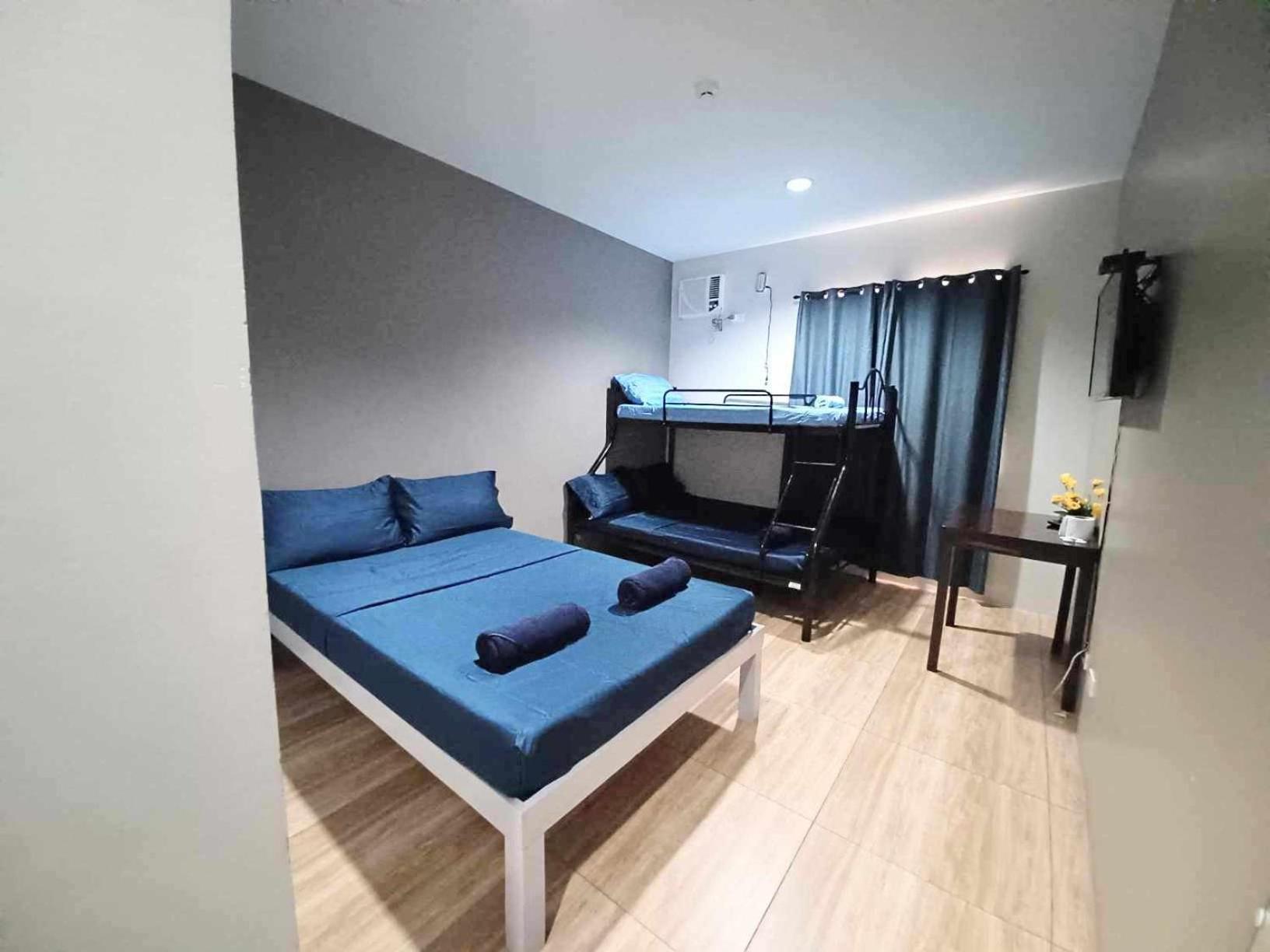 Family Room with Private Bathroom - Photo 4