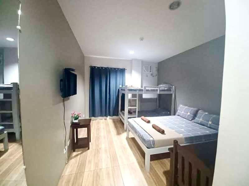 Family Room with Private Bathroom - Photo 6