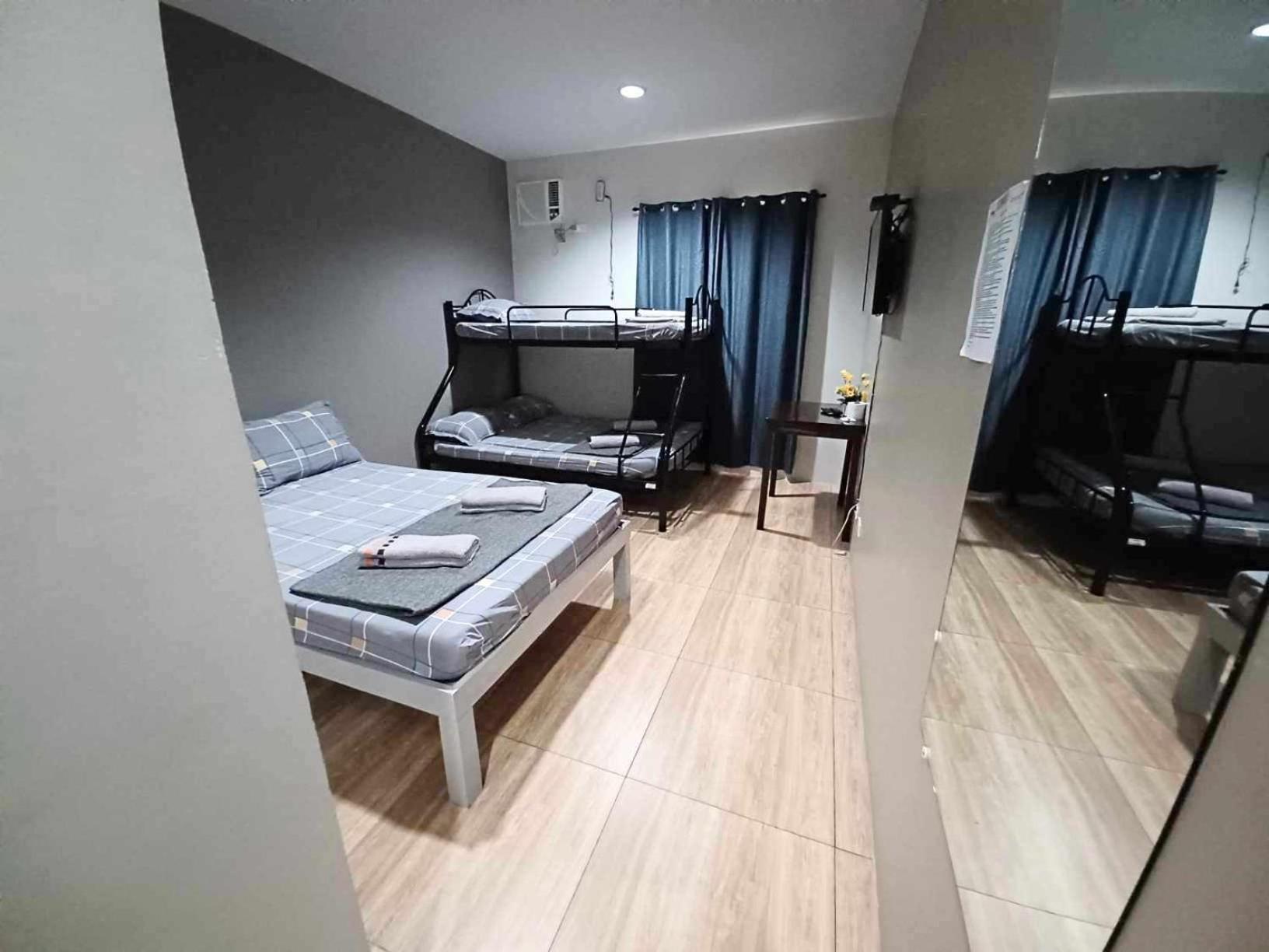 Family Room with Private Bathroom - Photo 7