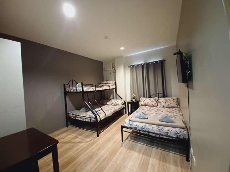 Family Room with Private Bathroom - Photo 8