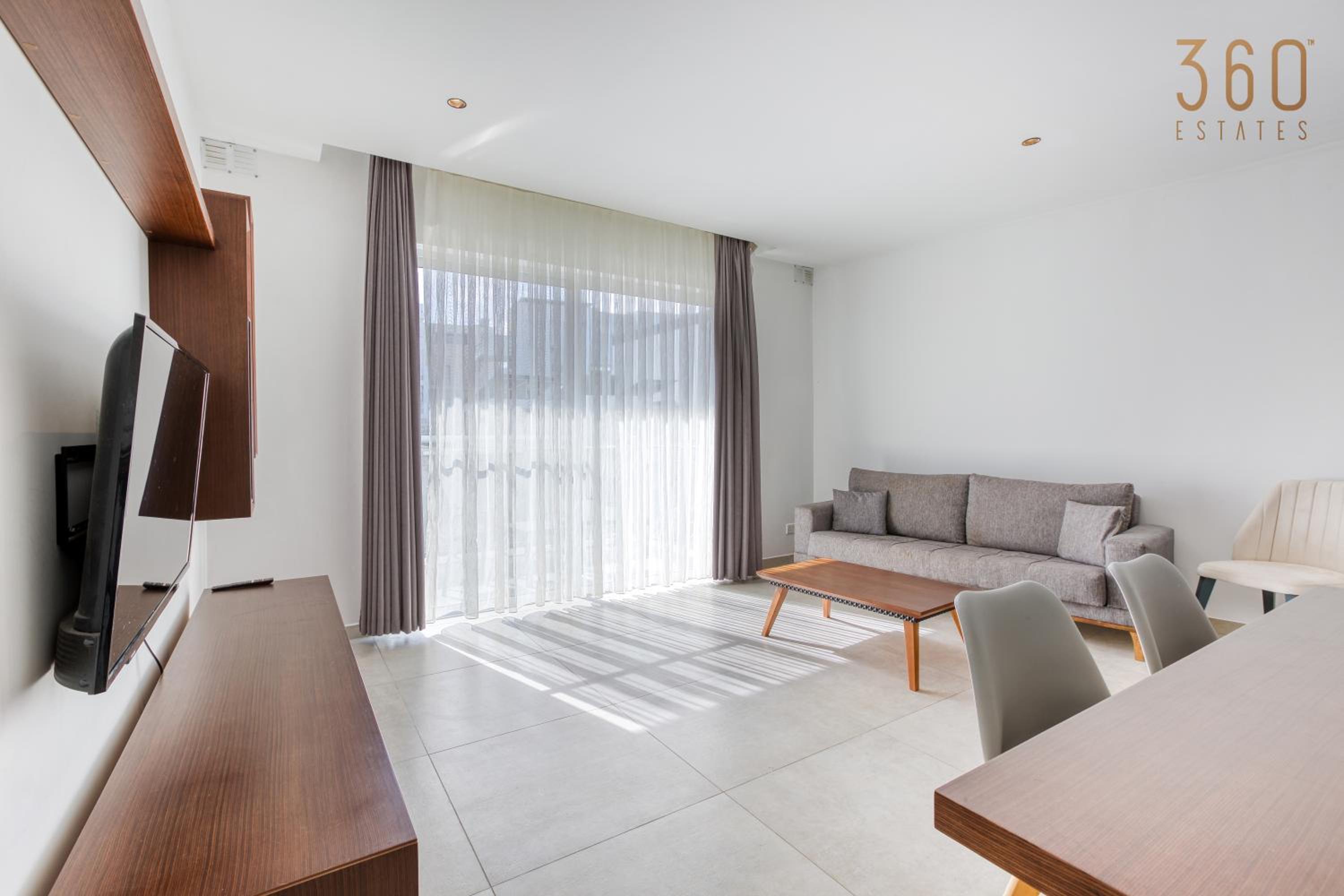 Apartment with Balcony photo 1