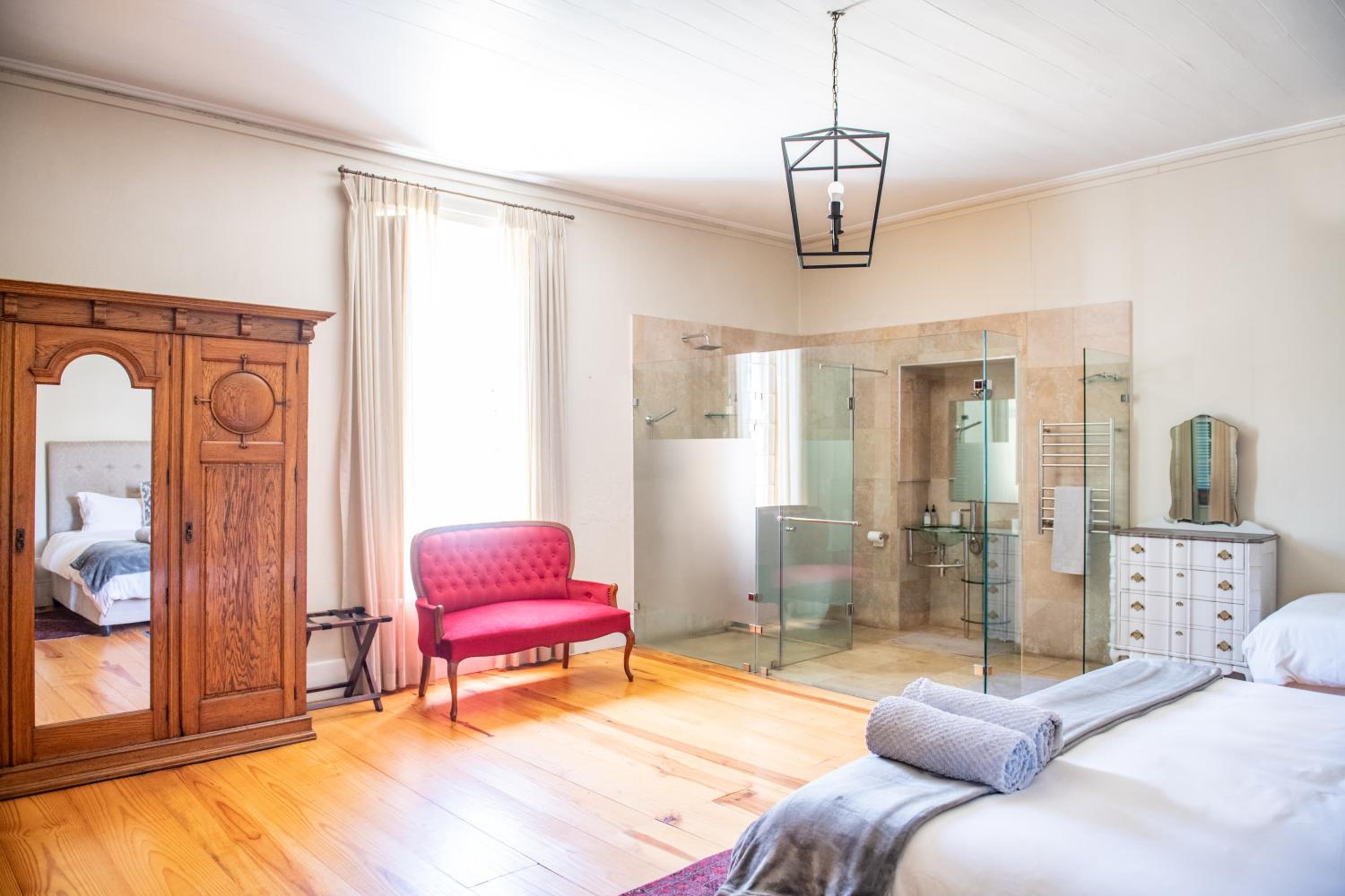 Deluxe Room with Glass Shower - Photo 4