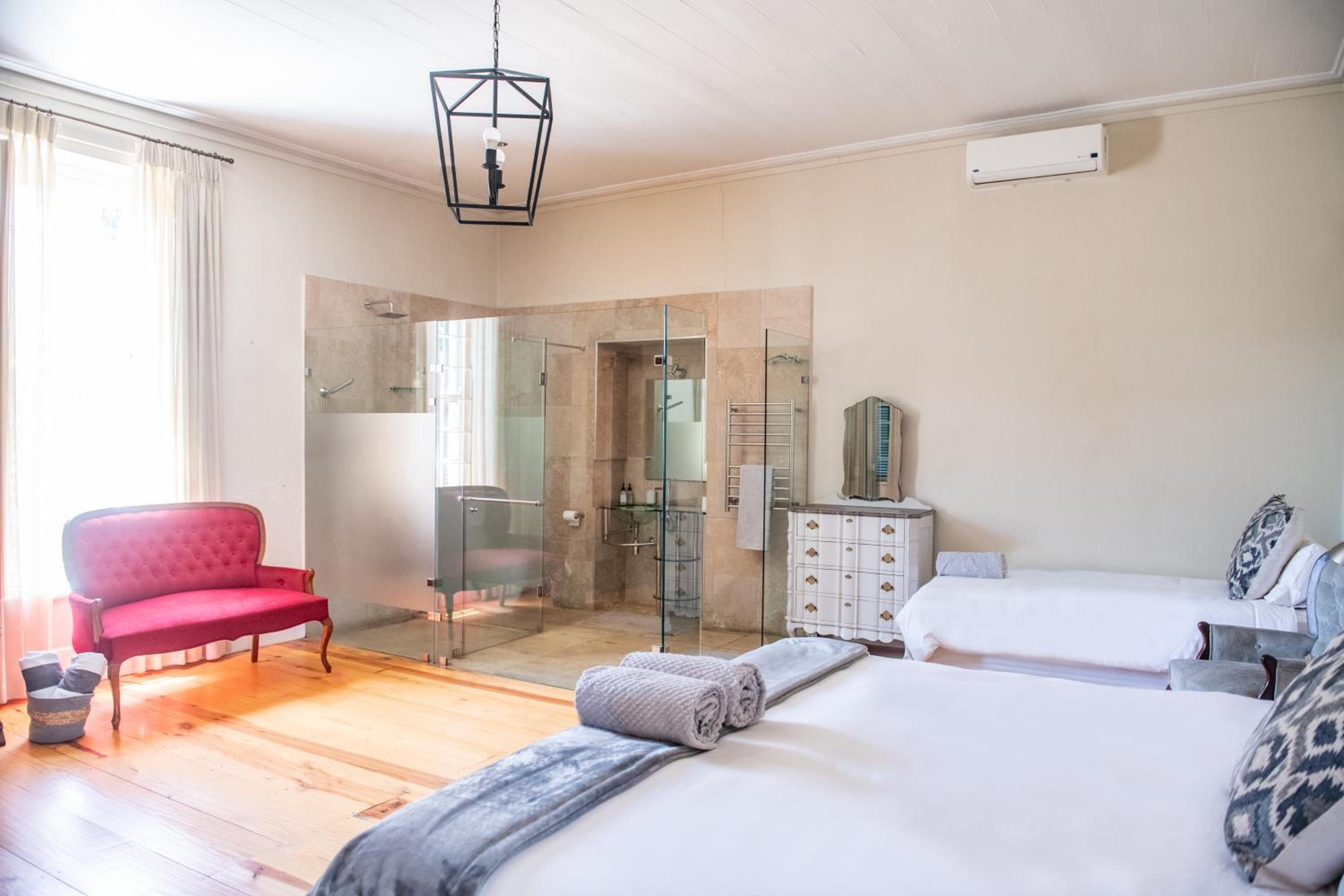 Deluxe Room with Glass Shower - Photo 5