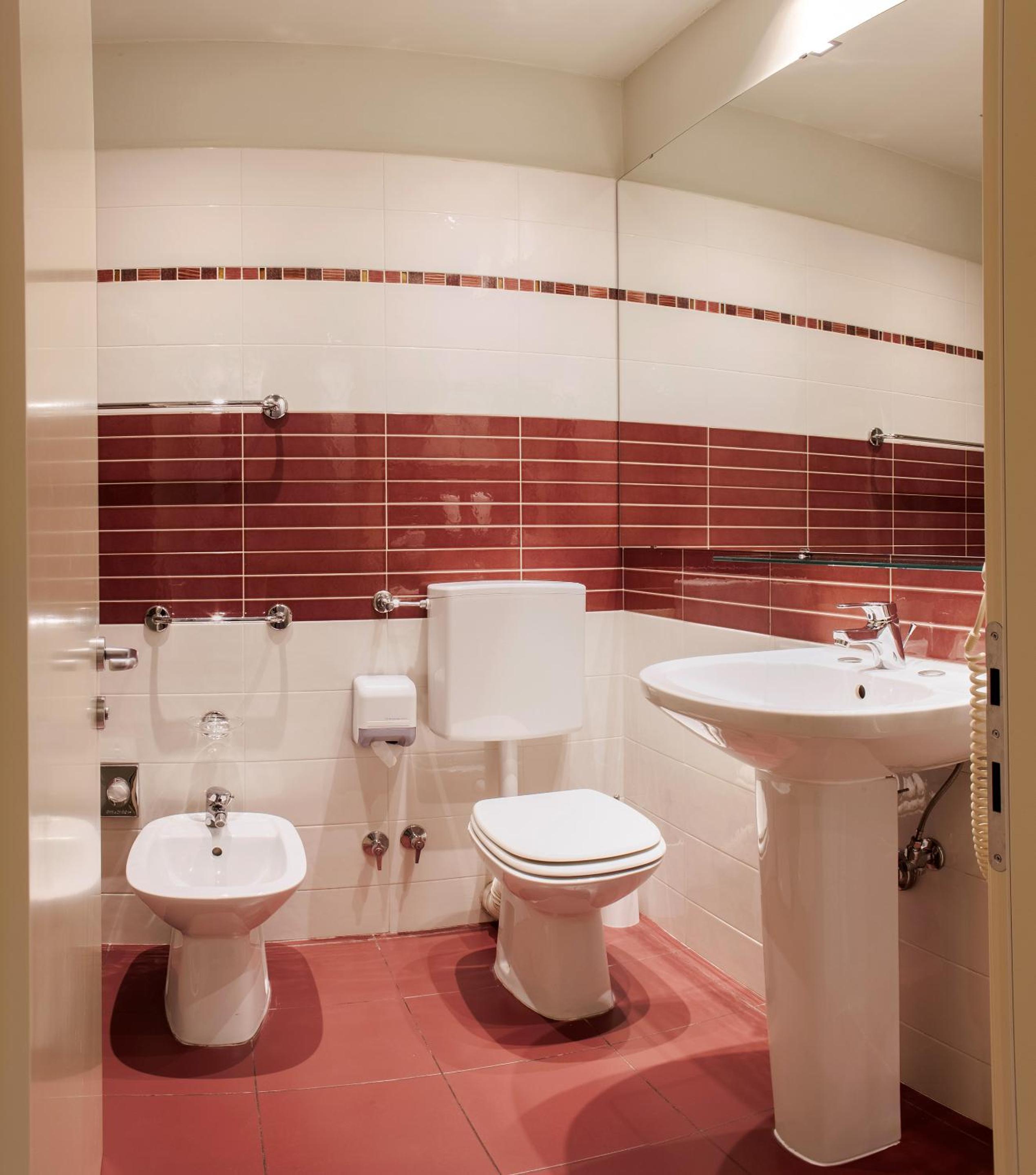 Double or Twin Room - Photo 9