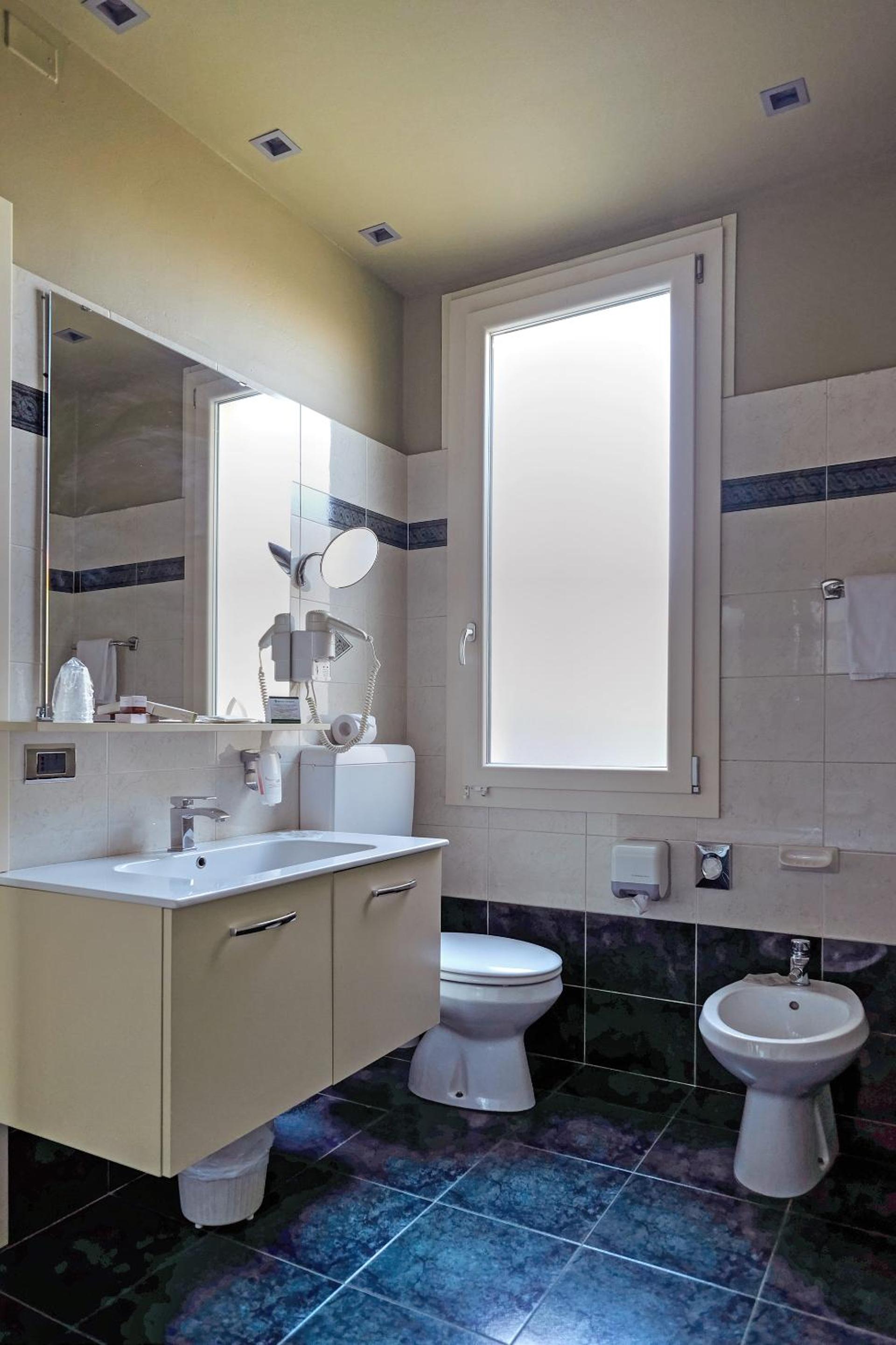 Double or Twin Room - Photo 8