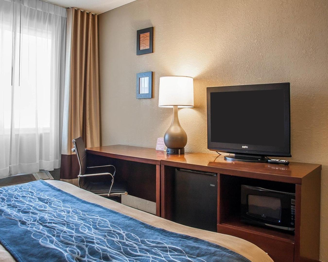 King Room - Non-Smoking - Photo 9