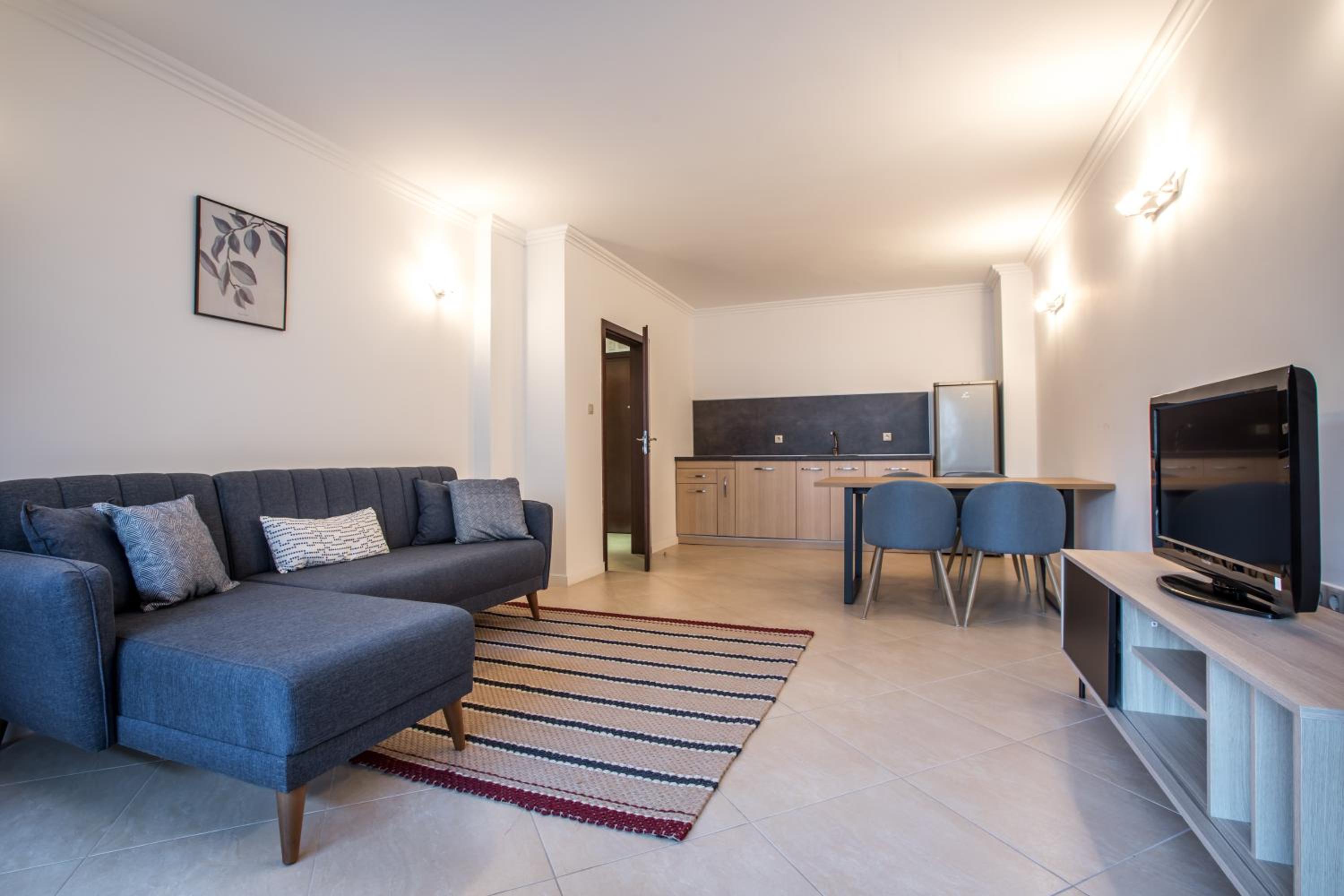 One-Bedroom Apartment photo 2