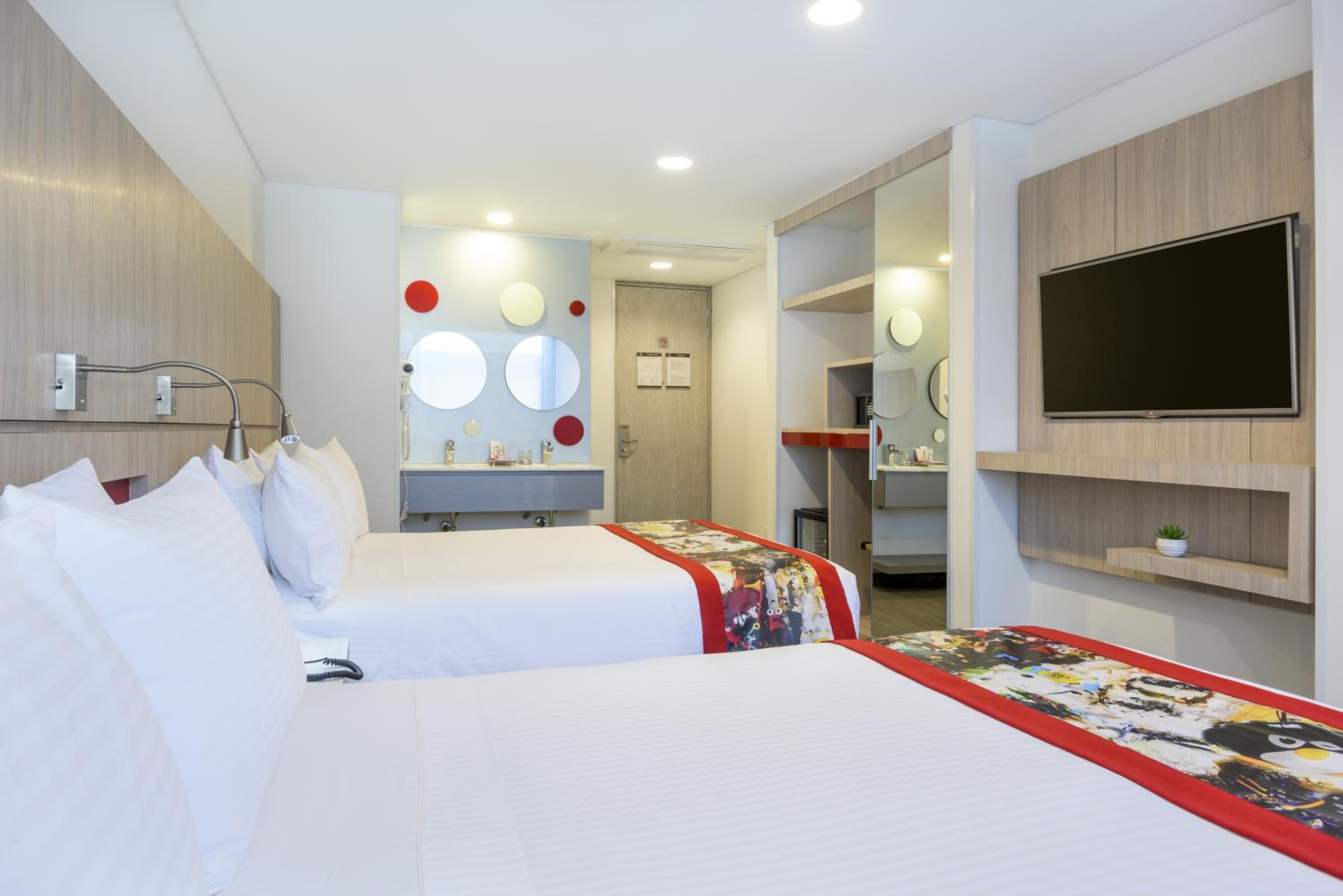 Queen Room with 2 Queen Beds photo 3