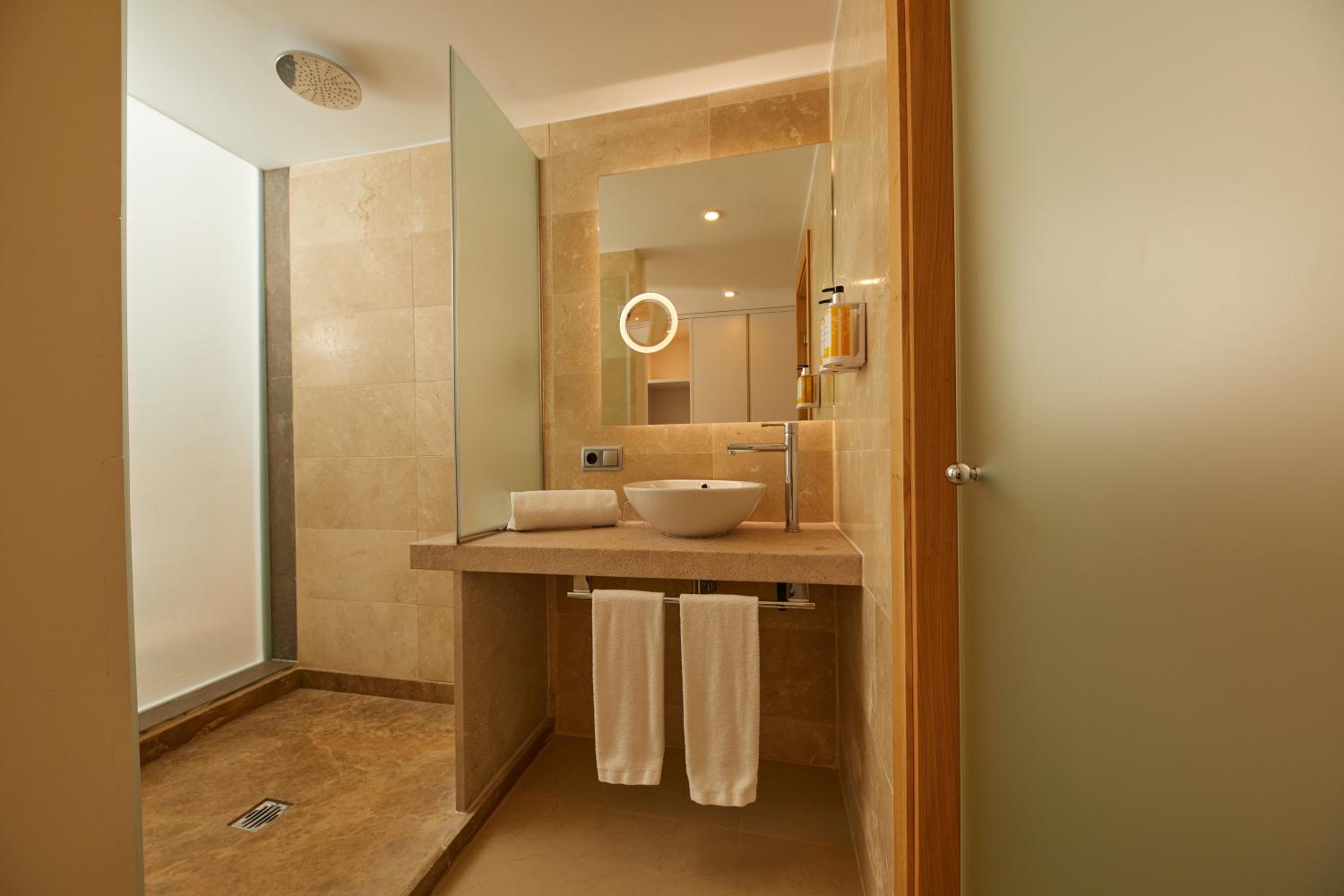 Standard Double or Twin Room - Photo 12