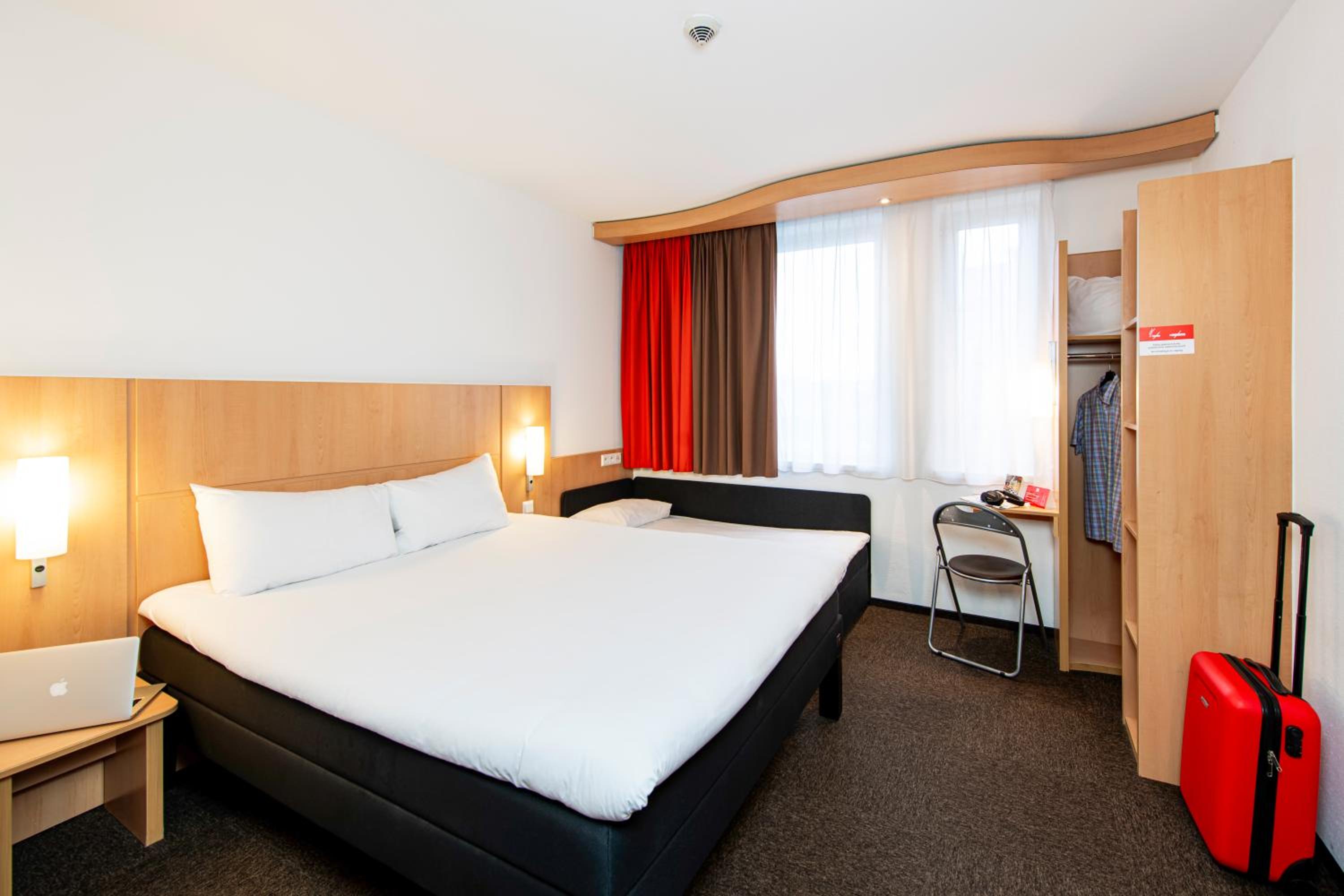 Standard Family Room with One Double Bed and One Single Bed - Photo 14