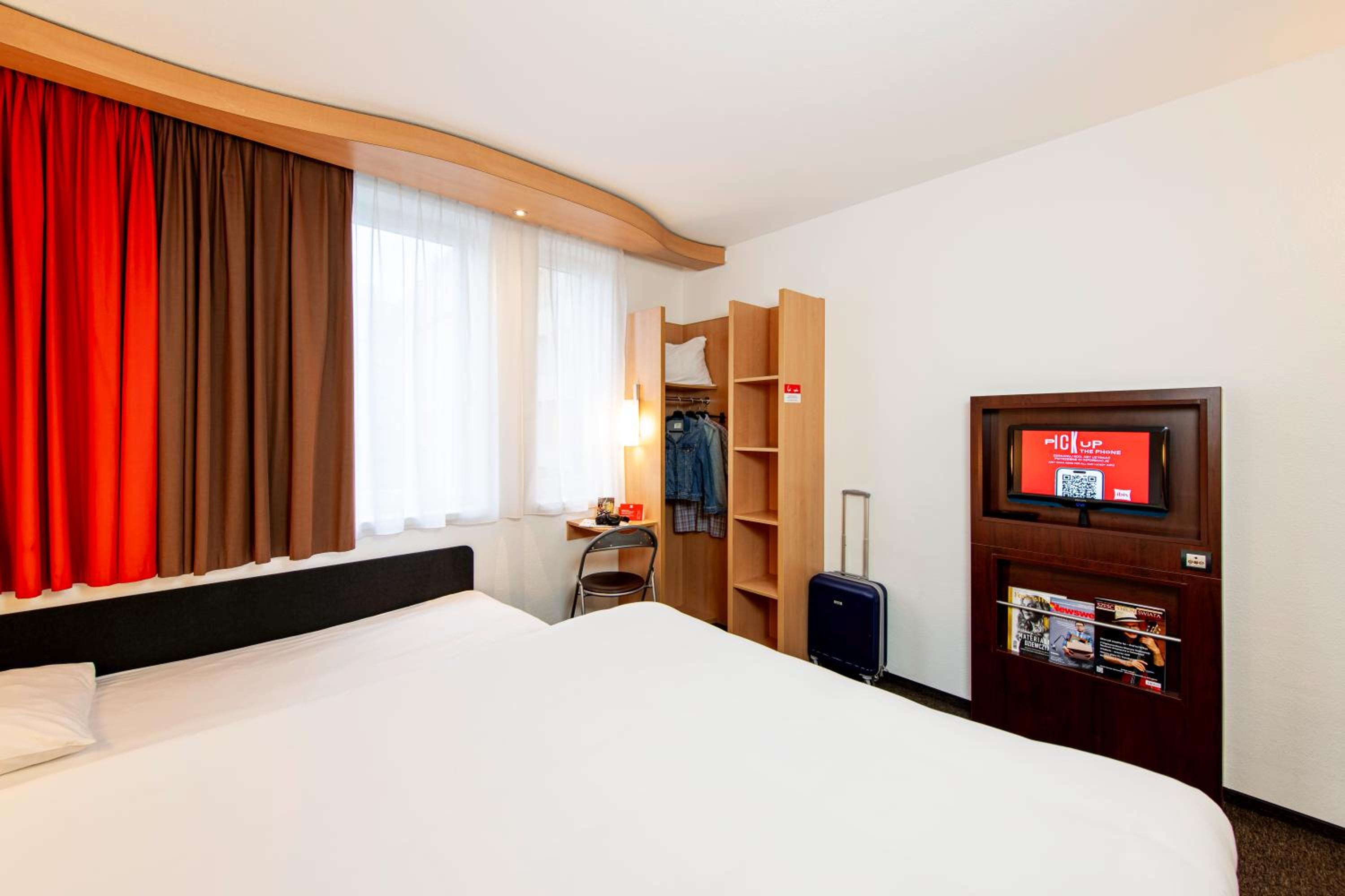 Standard Family Room with One Double Bed and One Single Bed - Photo 13
