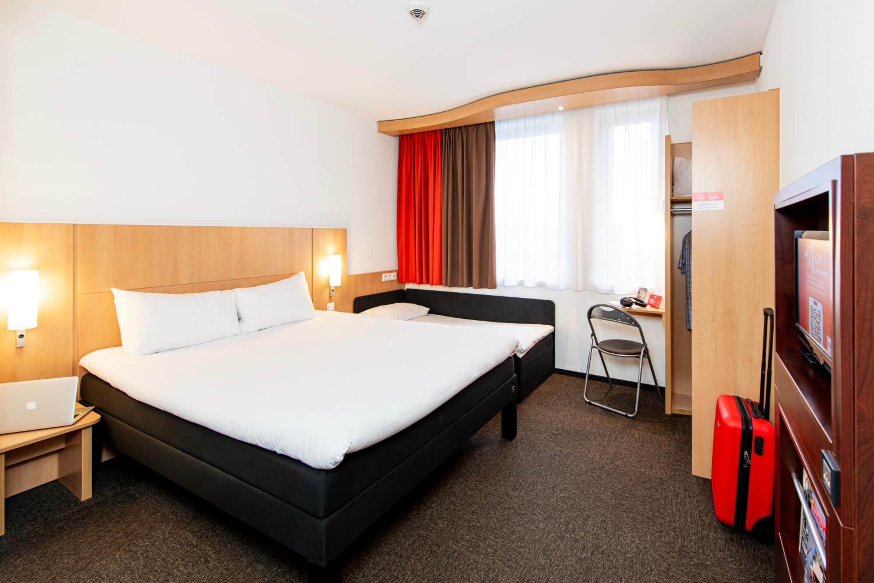 Standard Family Room with One Double Bed and One Single Bed - Photo 15