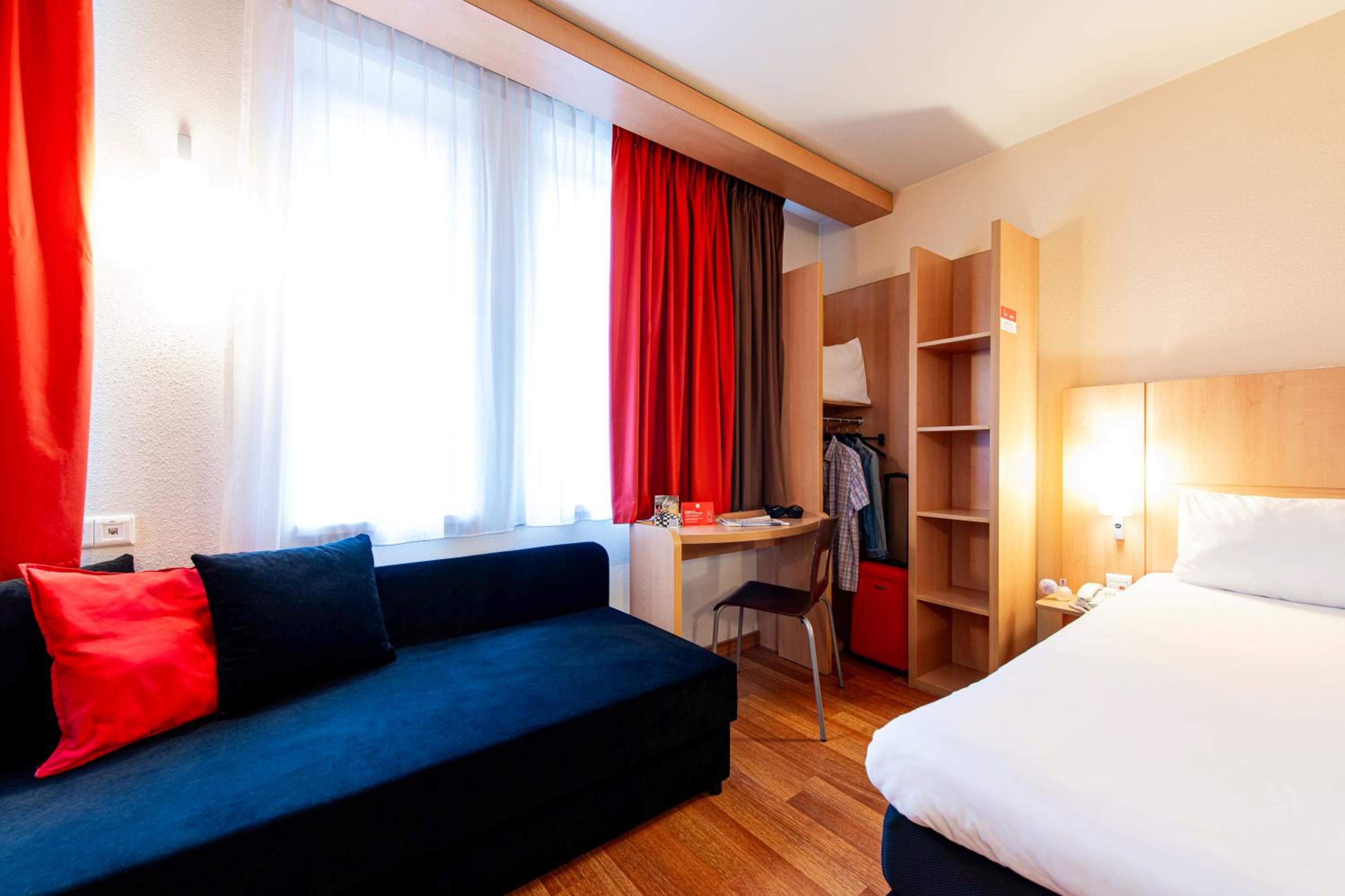 Standard Twin Room - Disability Access photo 2