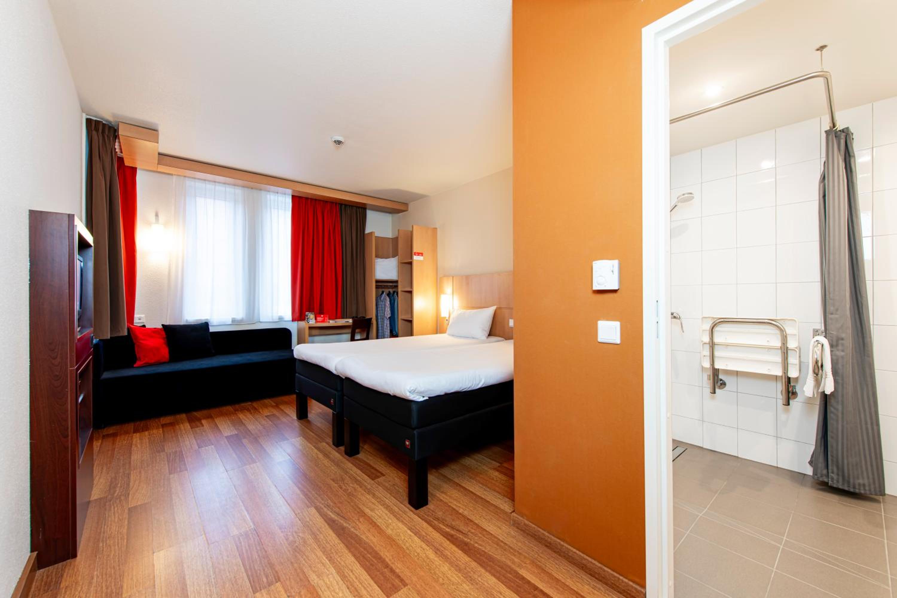 Standard Twin Room - Disability Access photo 3