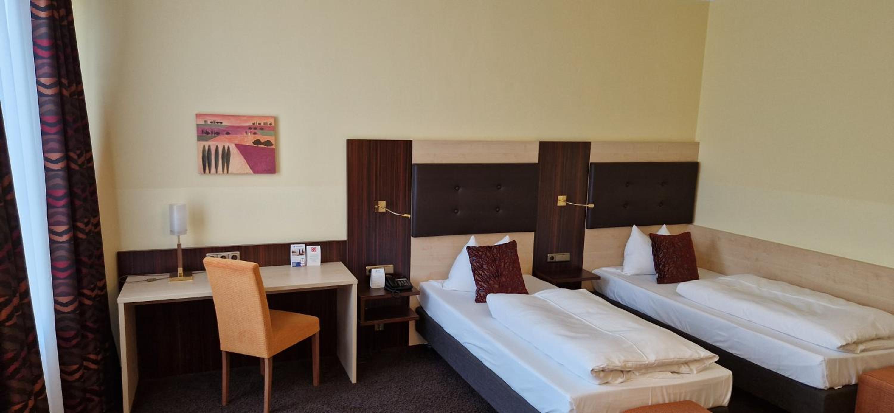 Family Room with Three Single Beds - Photo 3