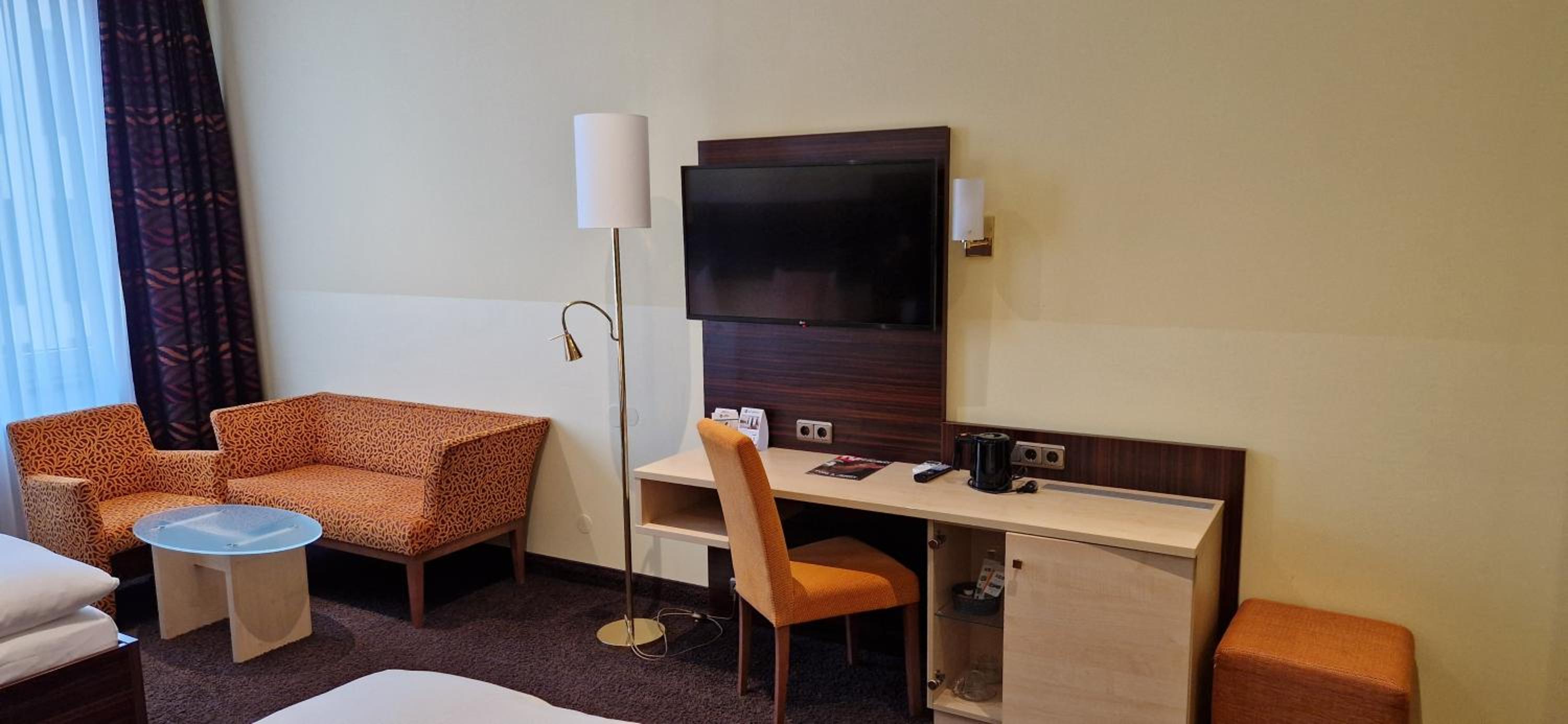 Queen Room with Two Queen Beds - Photo 4