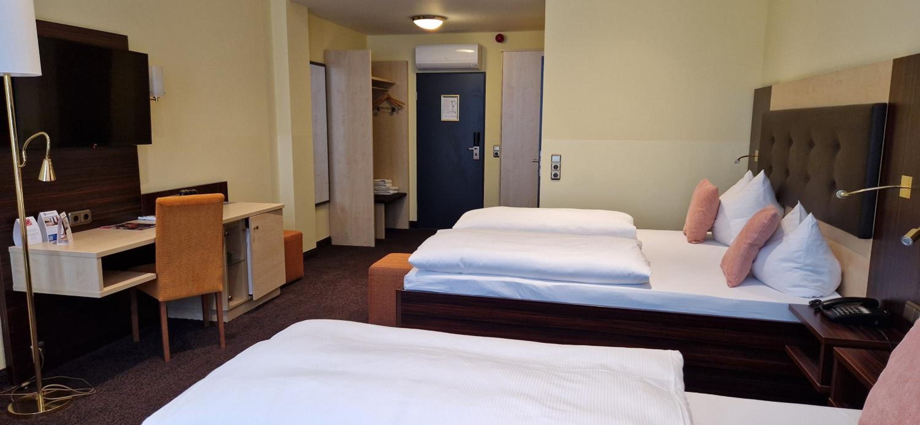 Queen Room with Two Queen Beds - Photo 3