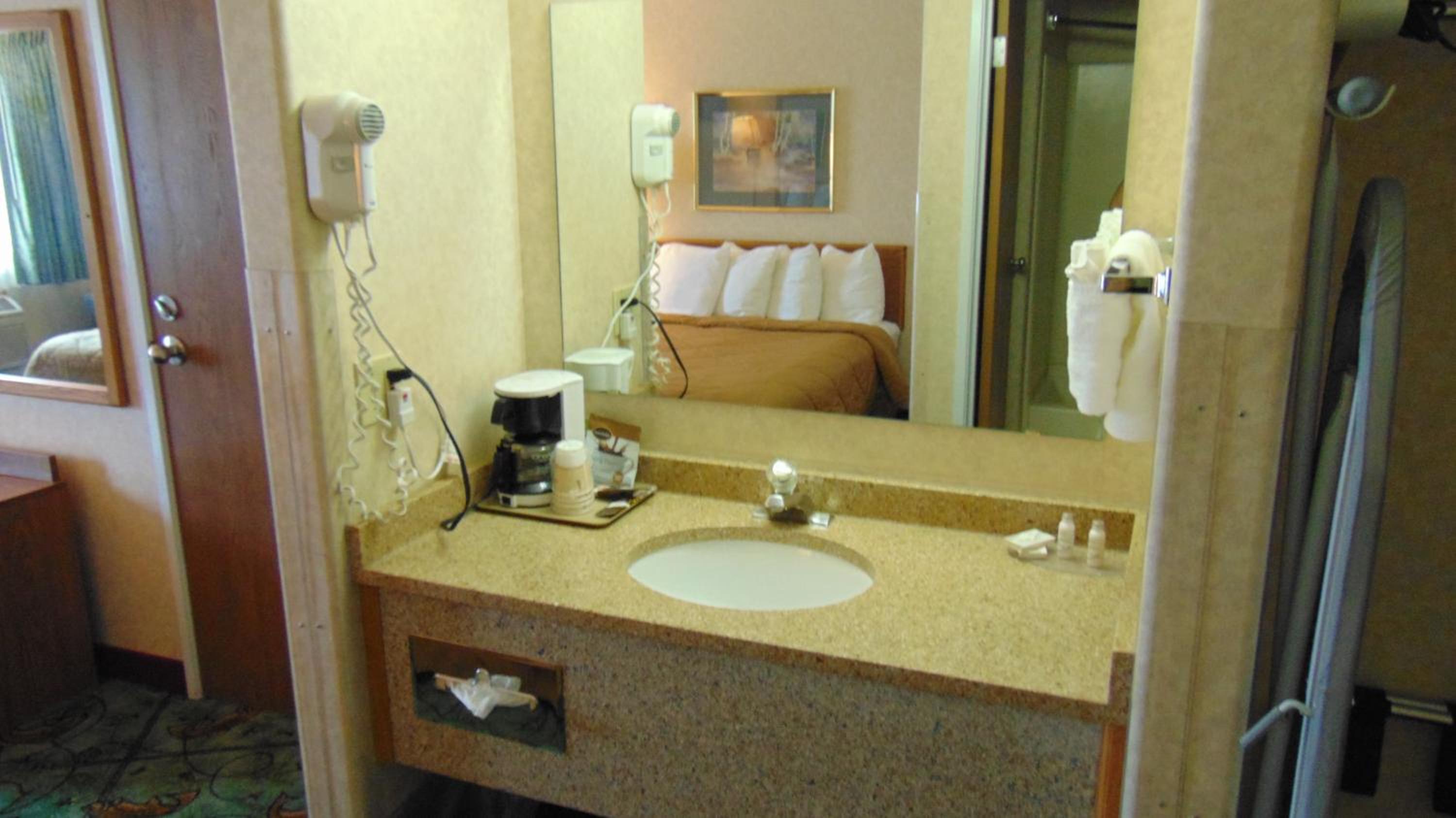 Queen Room With Two Queen Beds - Photo 7