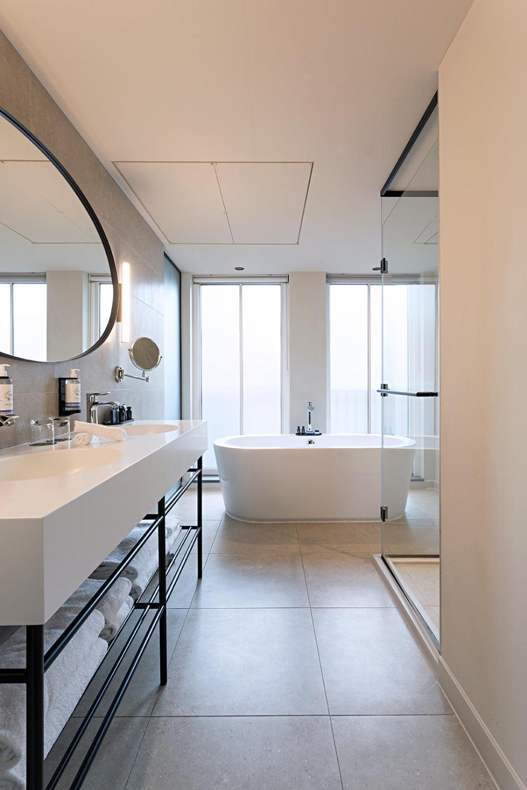 Premium Room with River View thumbnail 5