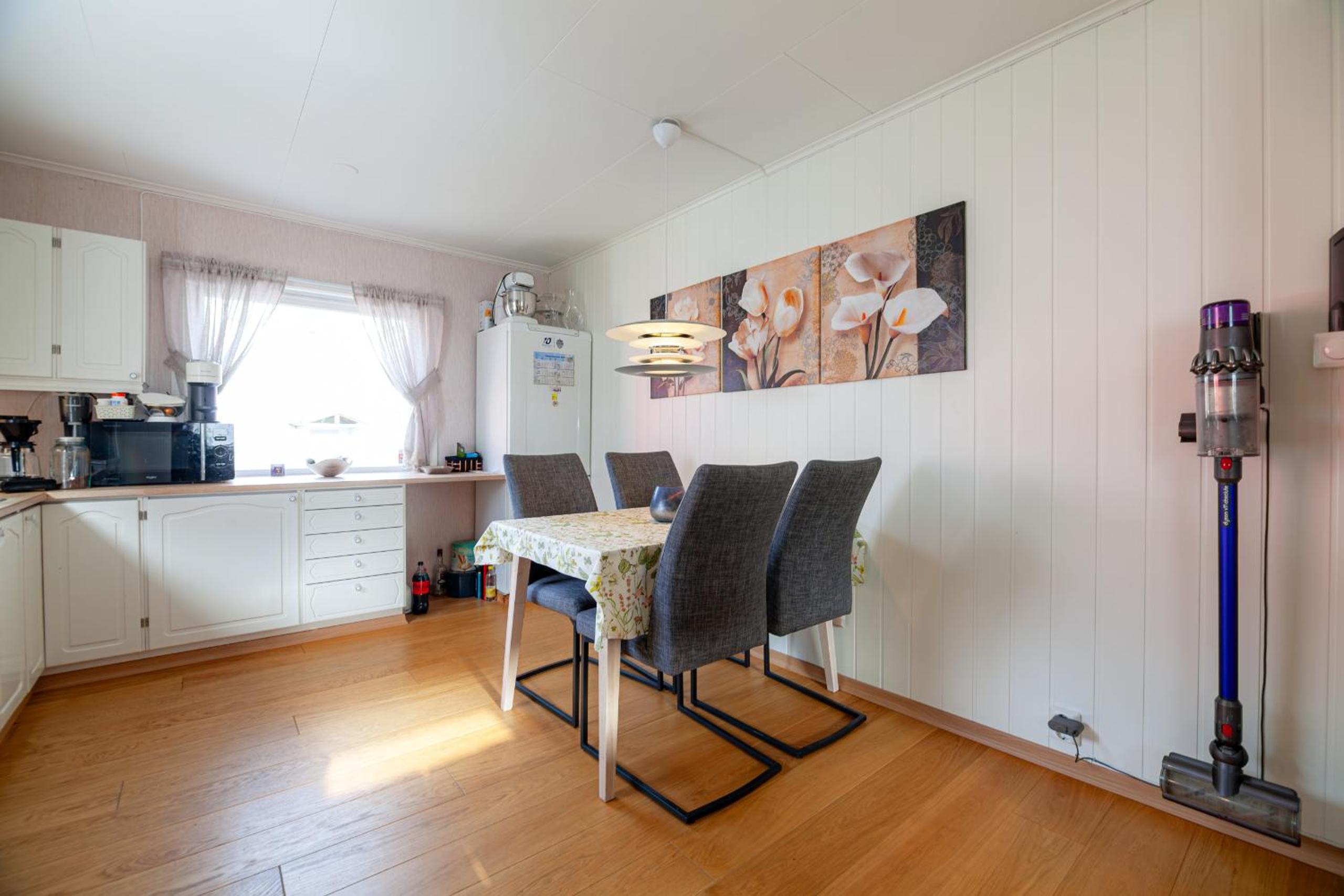 Three-Bedroom House photo 3