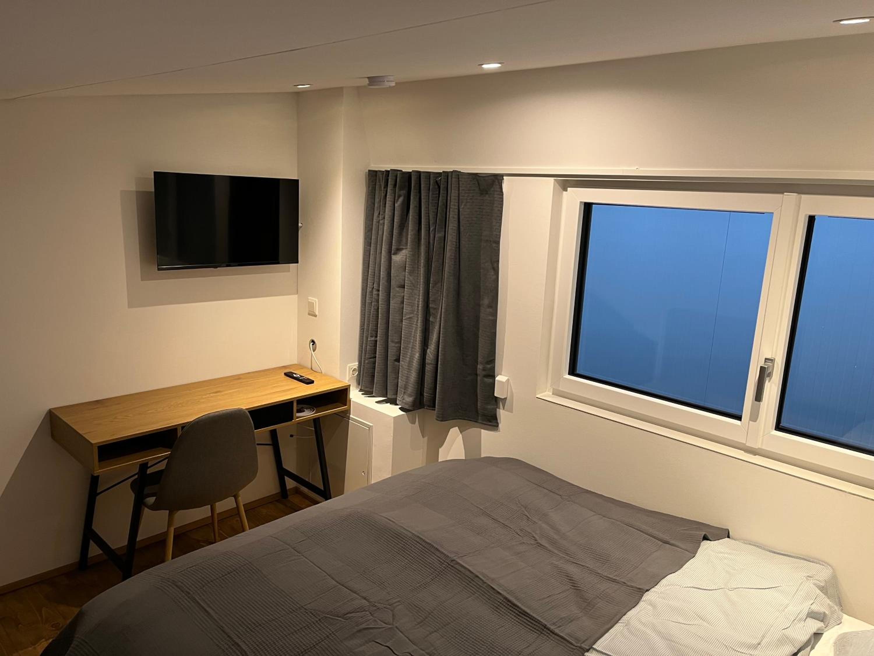 One-Bedroom Apartment photo 1