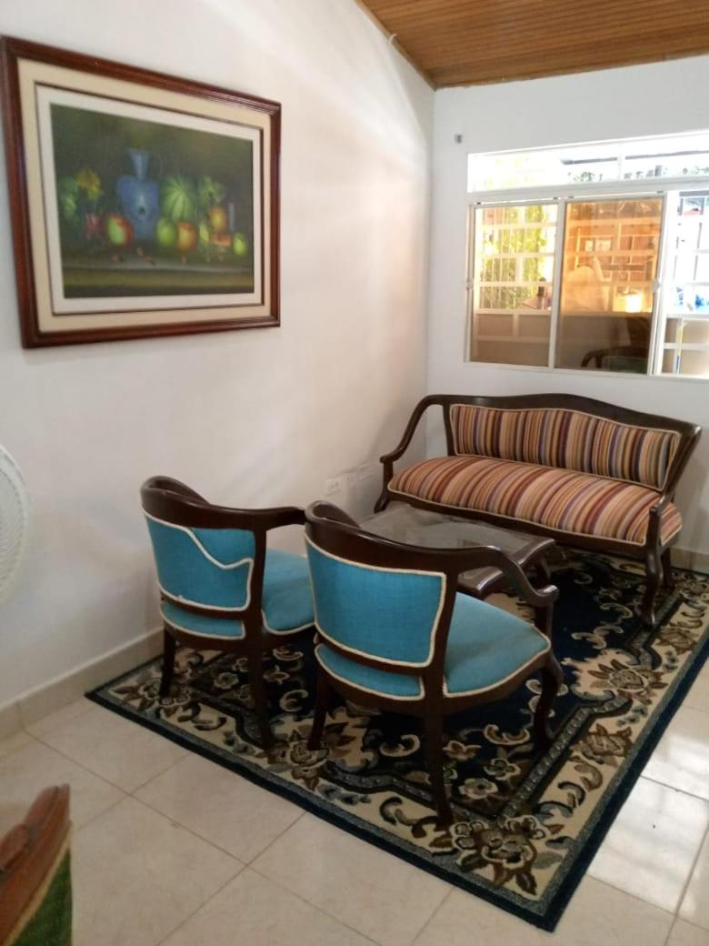 Five-Bedroom House photo 1