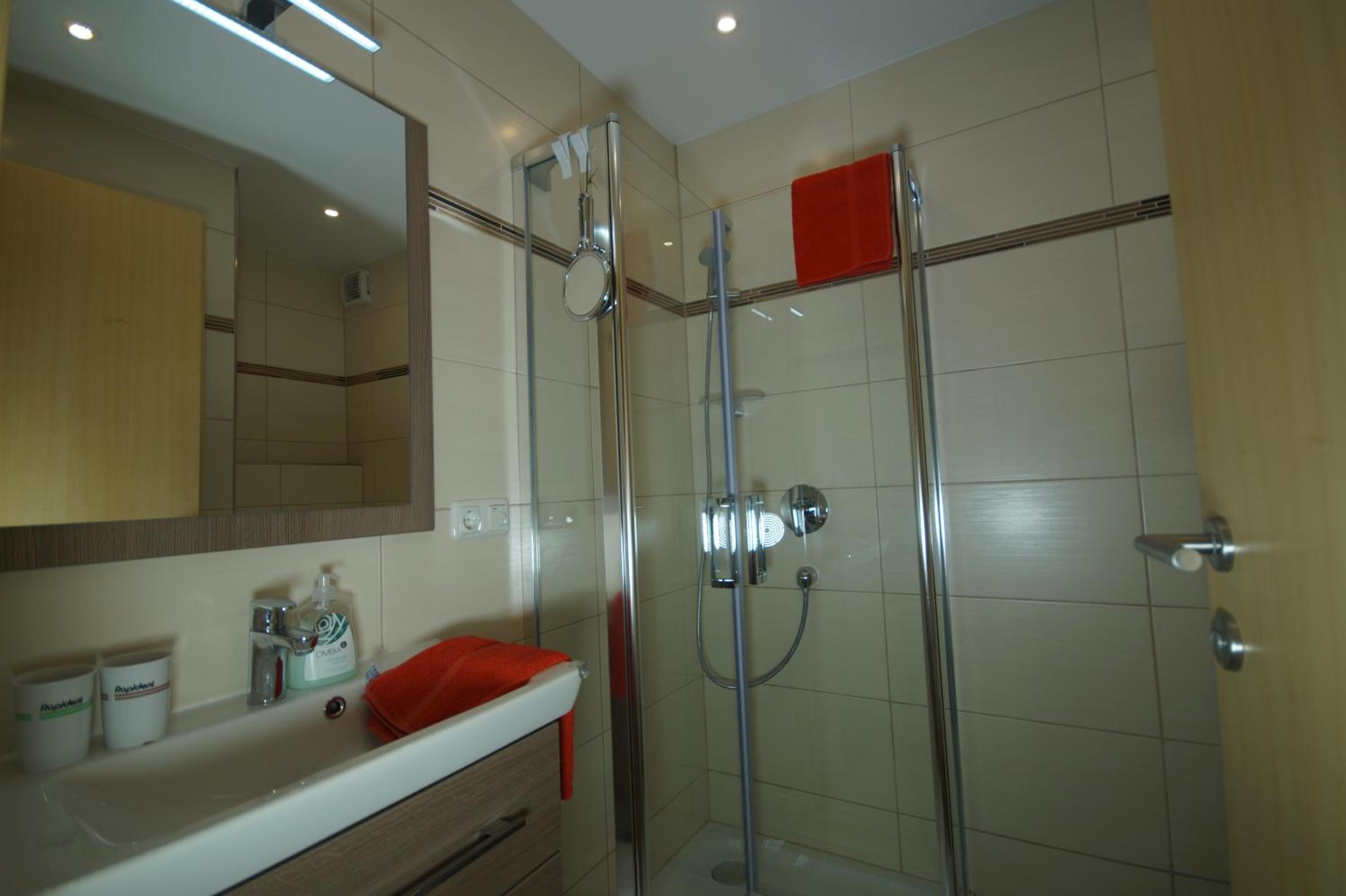 Two-Bedroom Apartment with Shower  photo 3