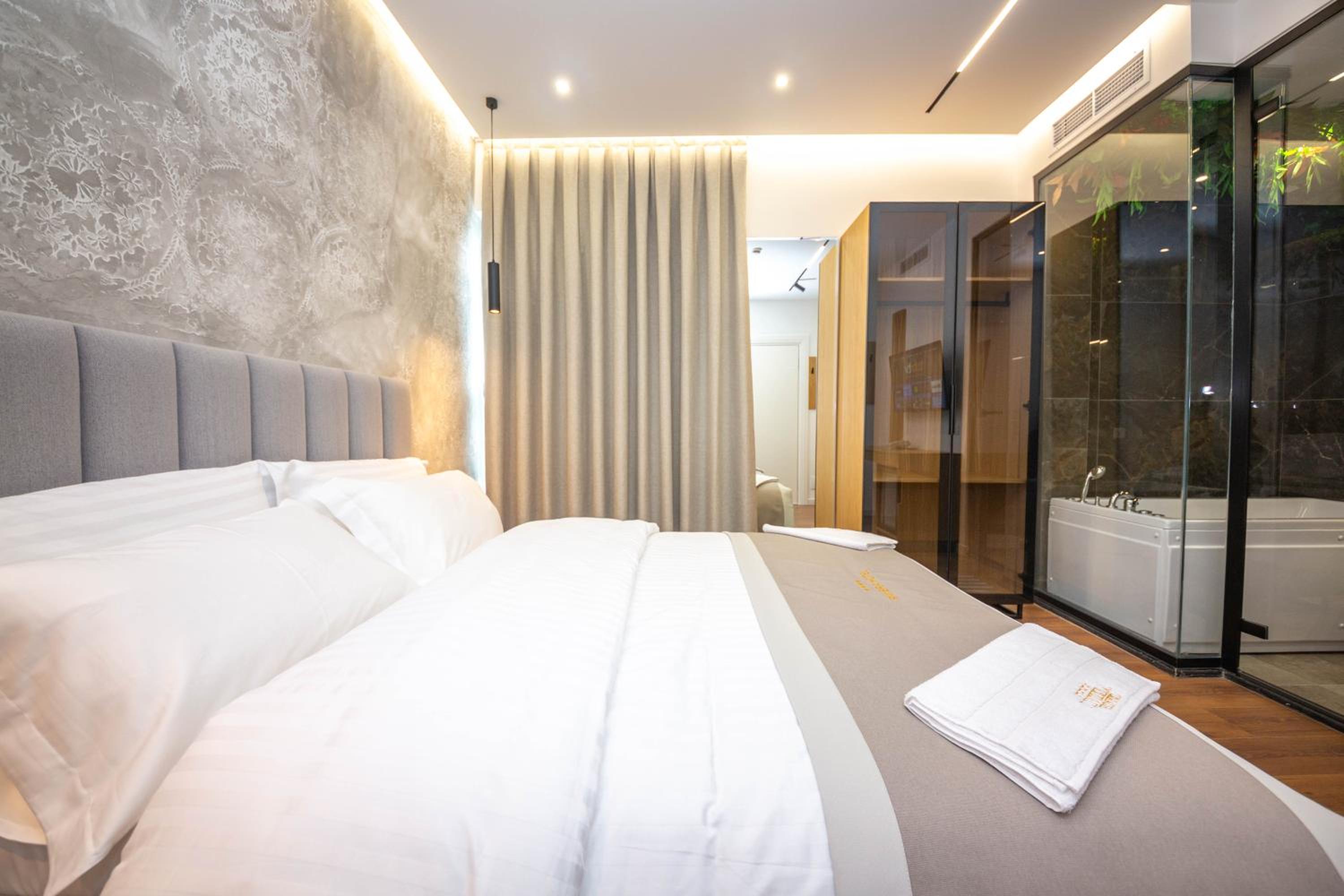 Deluxe Suite with Spa Bath