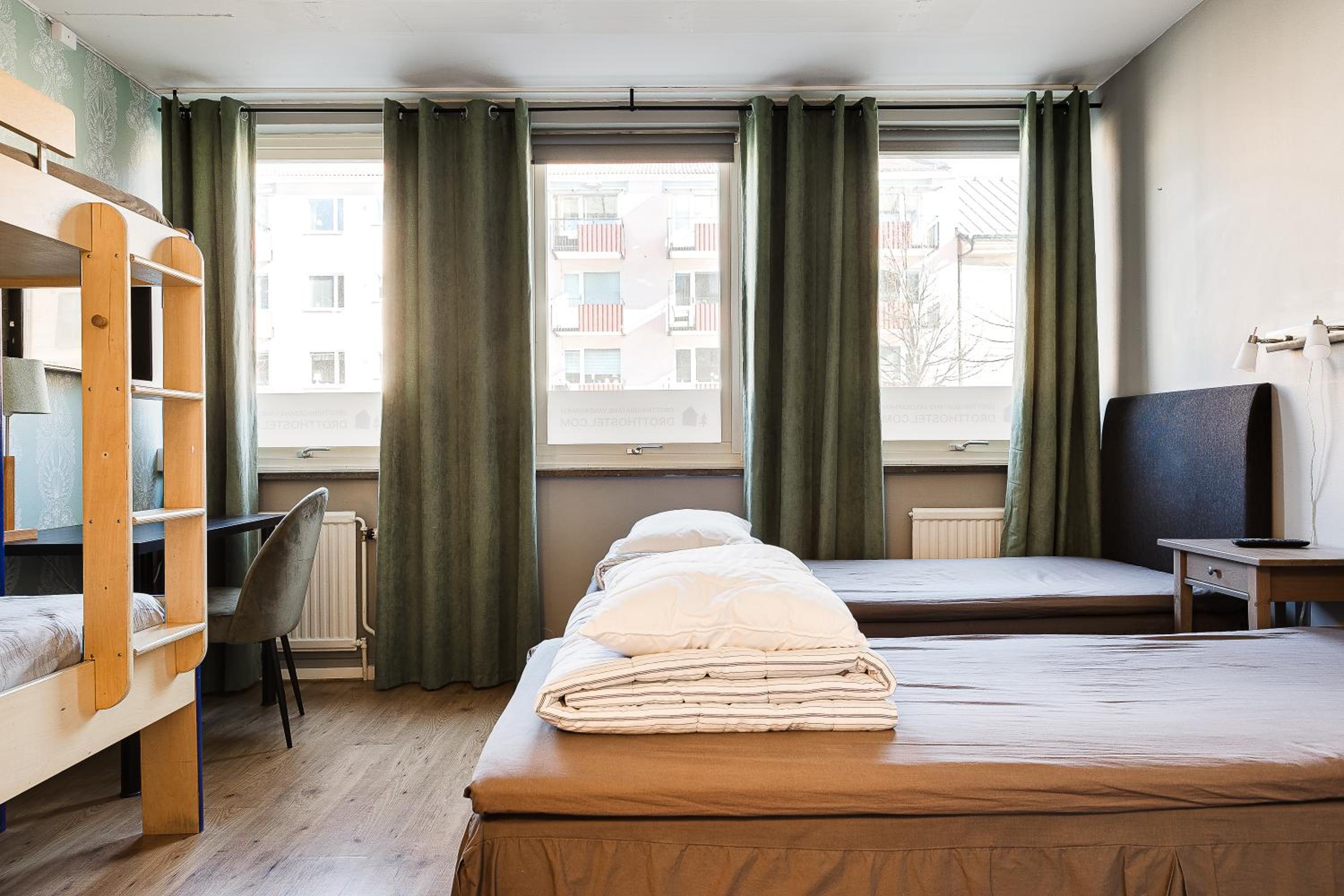 Quadruple Room with Shared Bathroom photo 2