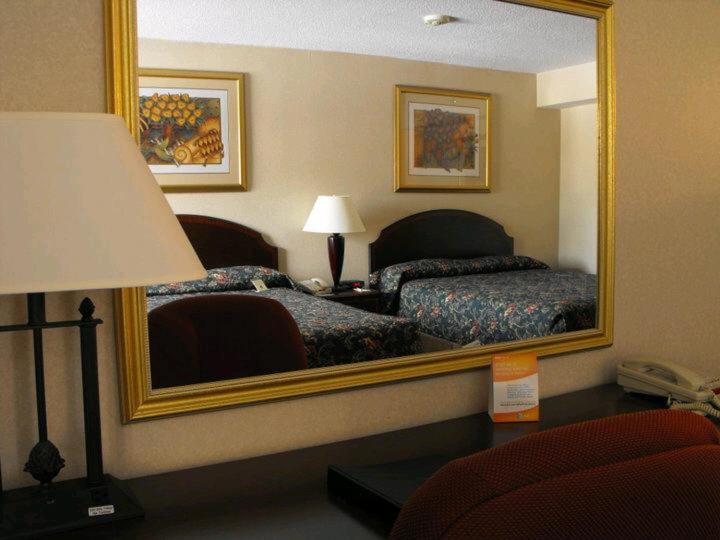 Business Queen Room with Two Queen Beds - Photo 4