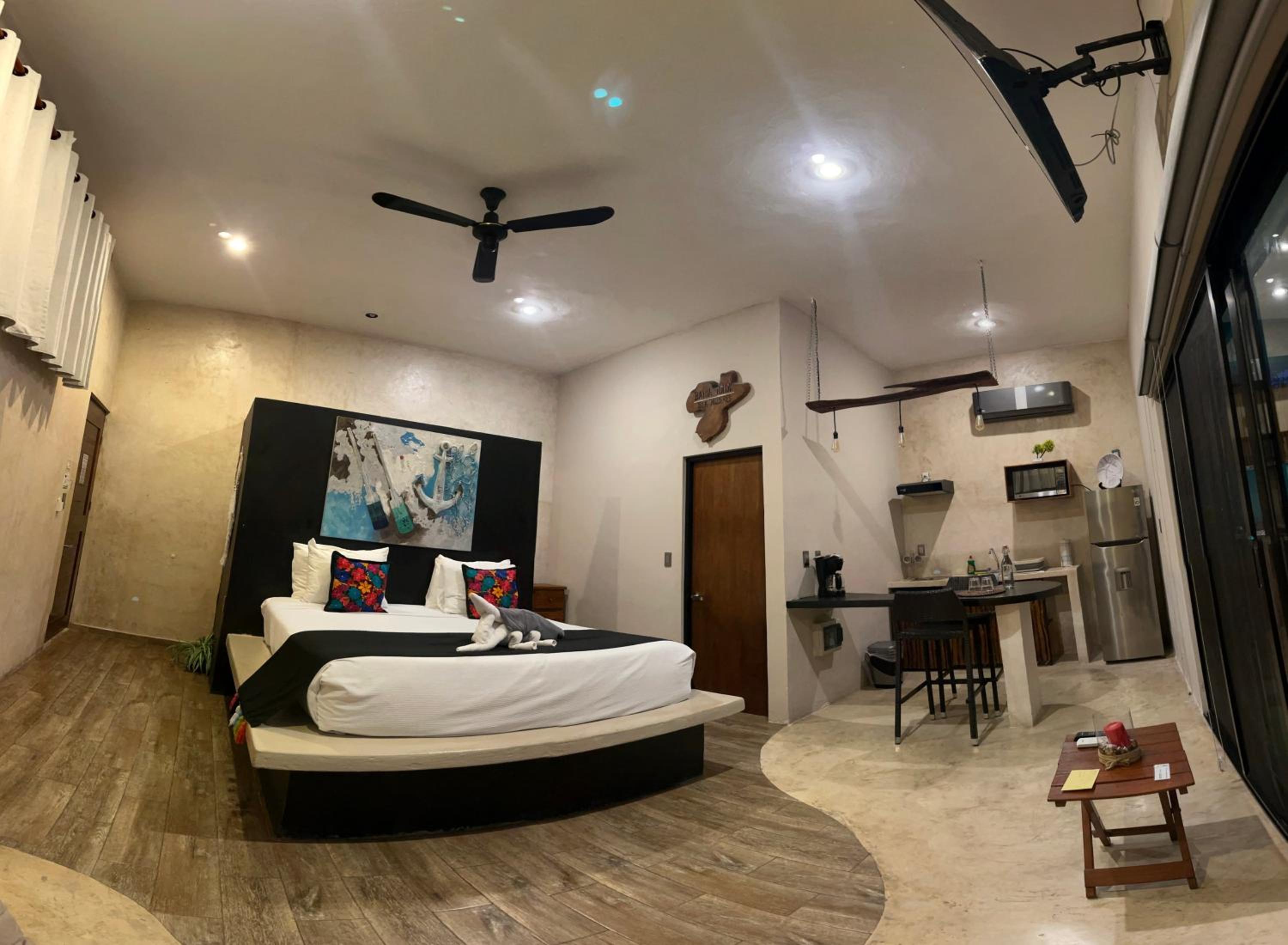 Deluxe Suite with Sea View - Photo 8
