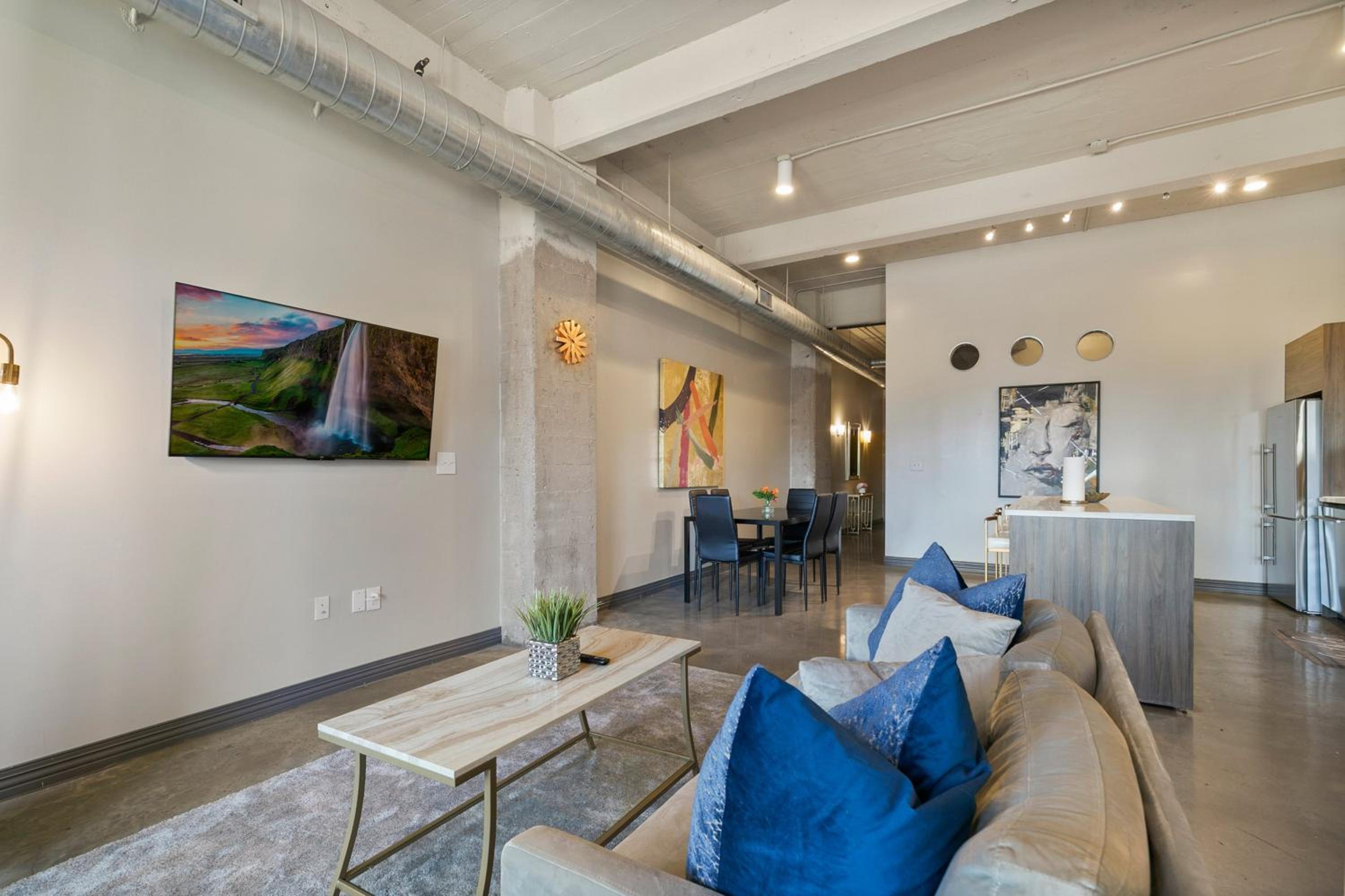 Beautiful 2BR Loft |Pool+Views+Valet