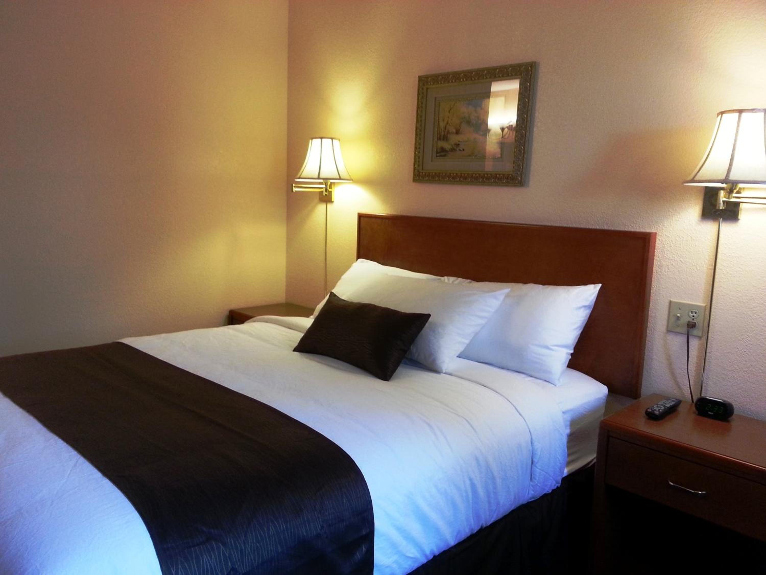 One Queen Bed Room photo 1