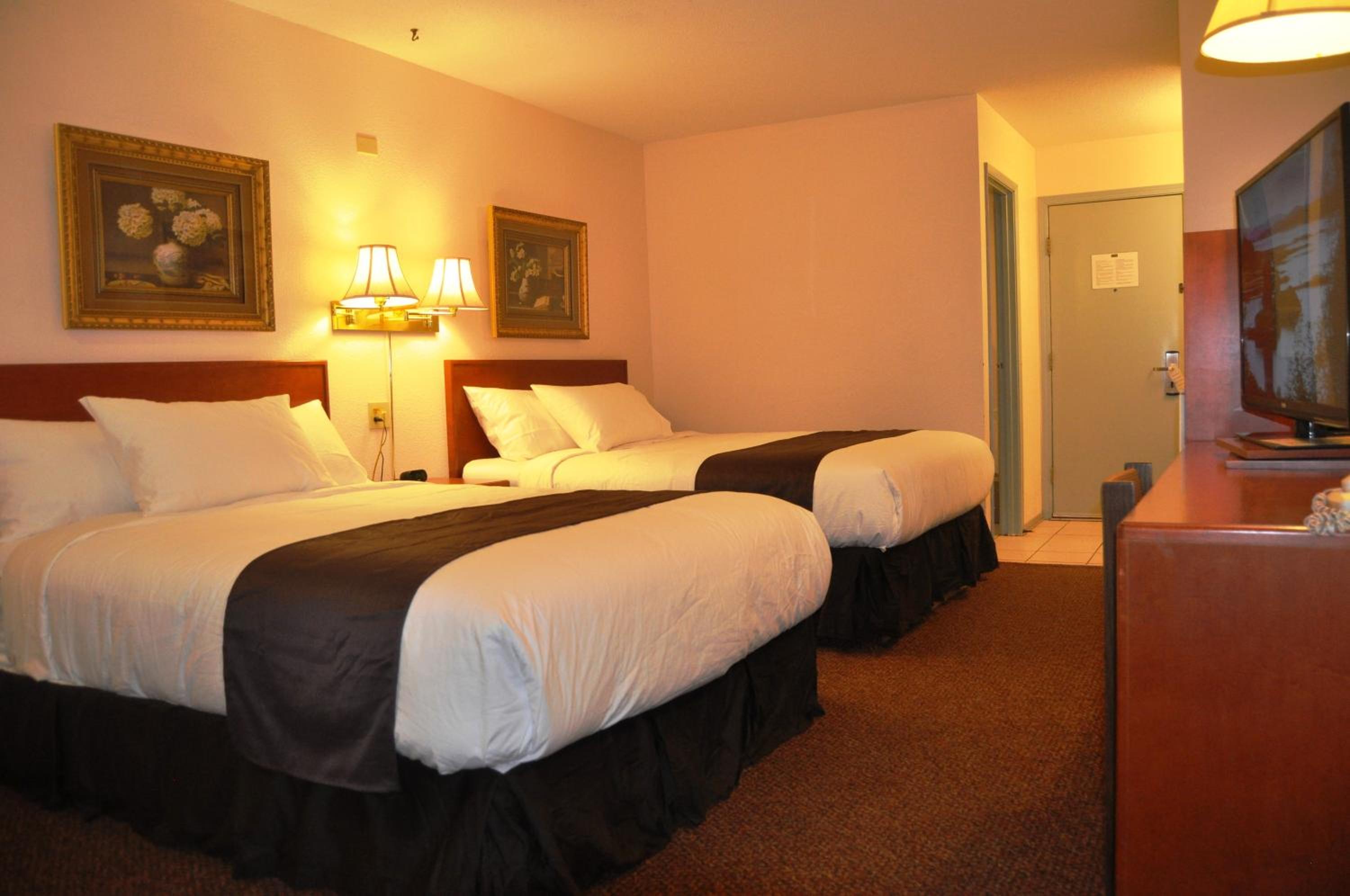 Two Queen Bed room photo 1
