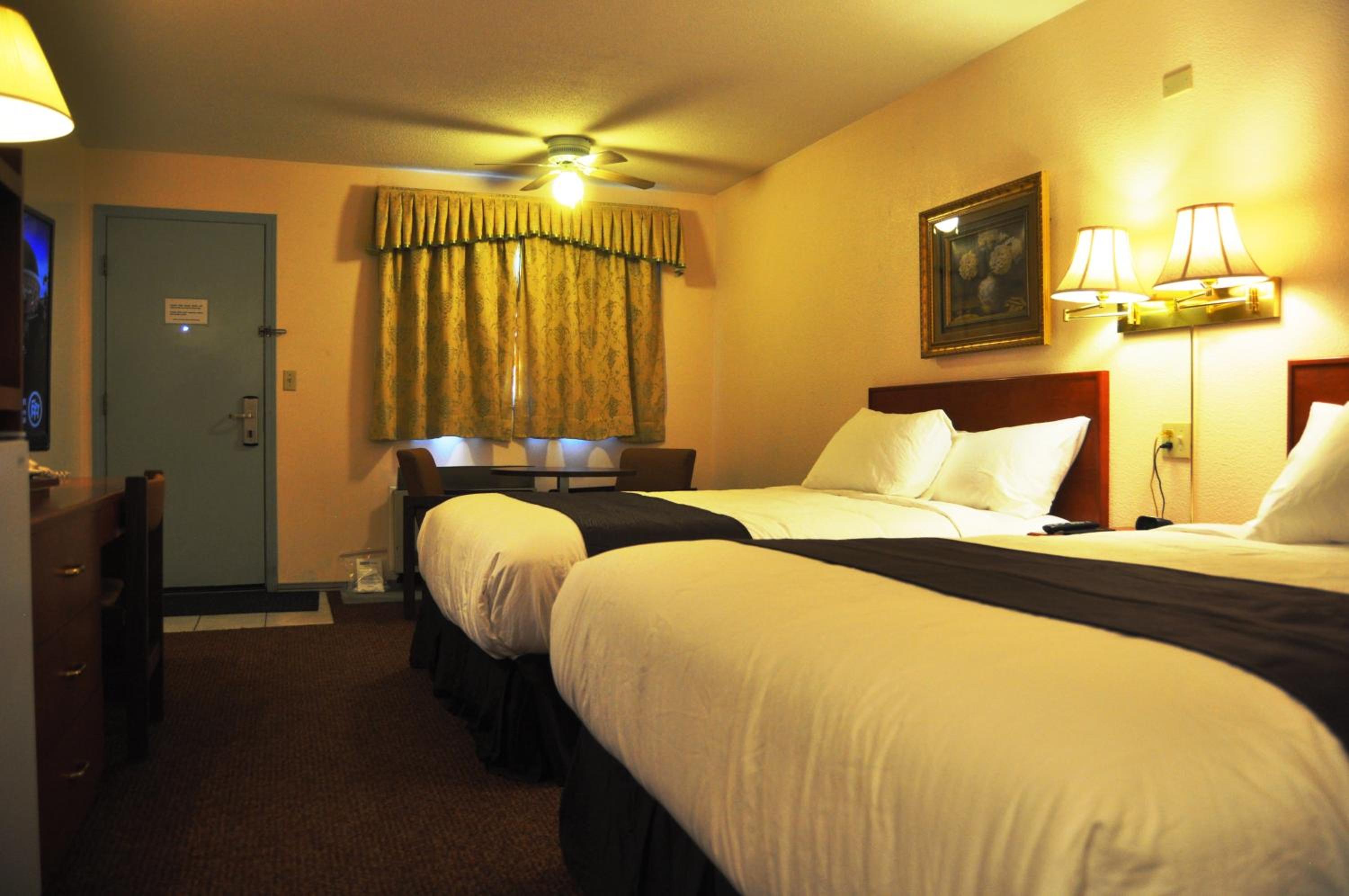 Two Queen Bed room photo 3